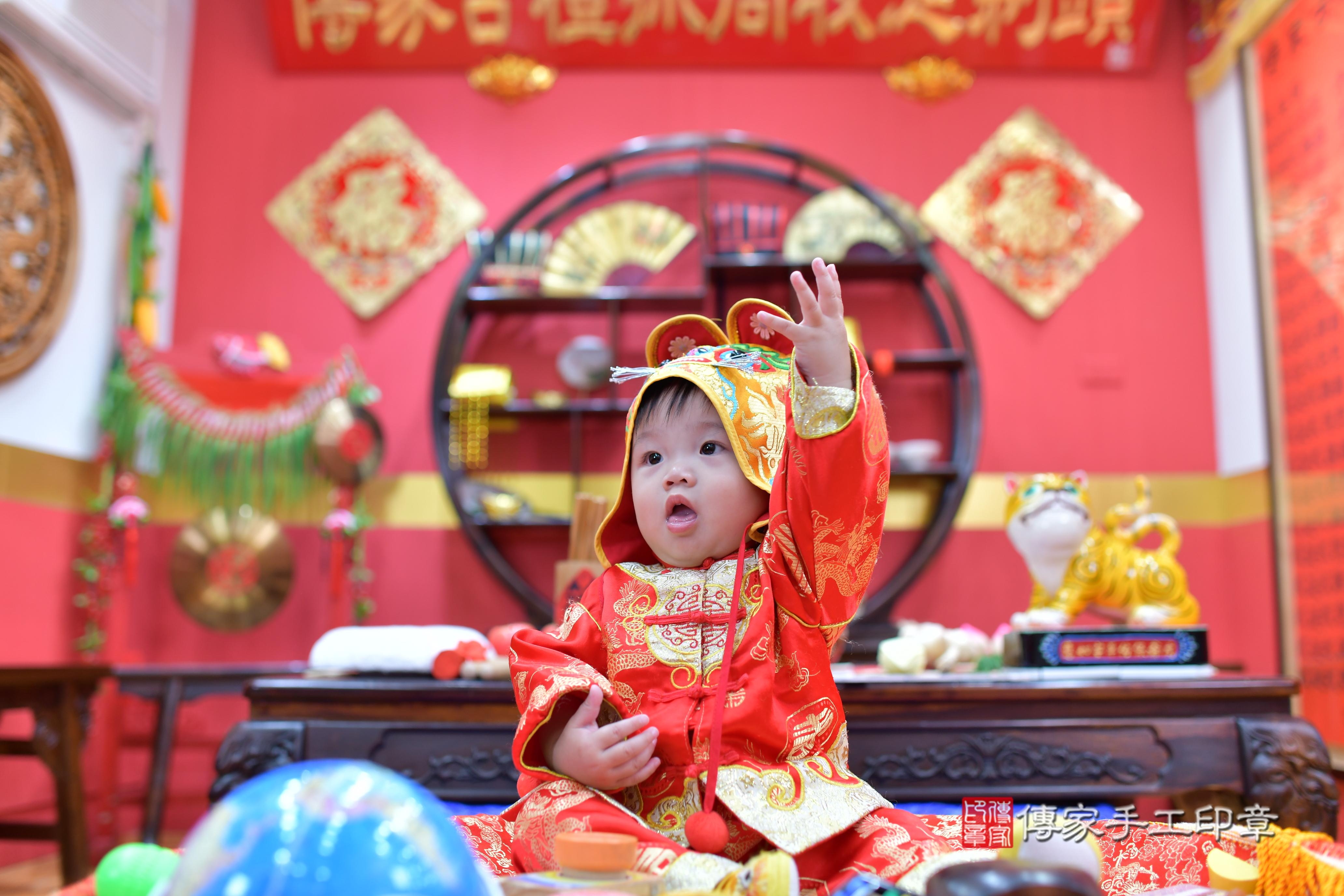 傳家手工印章桃園店、抓周、度脺、中國風會場、傳家嬰兒古禮、吉祥話、抓周道具物品24種、拍照。抓周證書。寶寶抓周、滿周歲、生日快樂、祝福 傳家手工印章桃園店、抓周、度脺、中國風會場、傳家嬰兒古禮、吉祥話、抓周道具物品24種、拍照。抓周證書。寶寶抓周、滿周歲、生日快樂、祝福