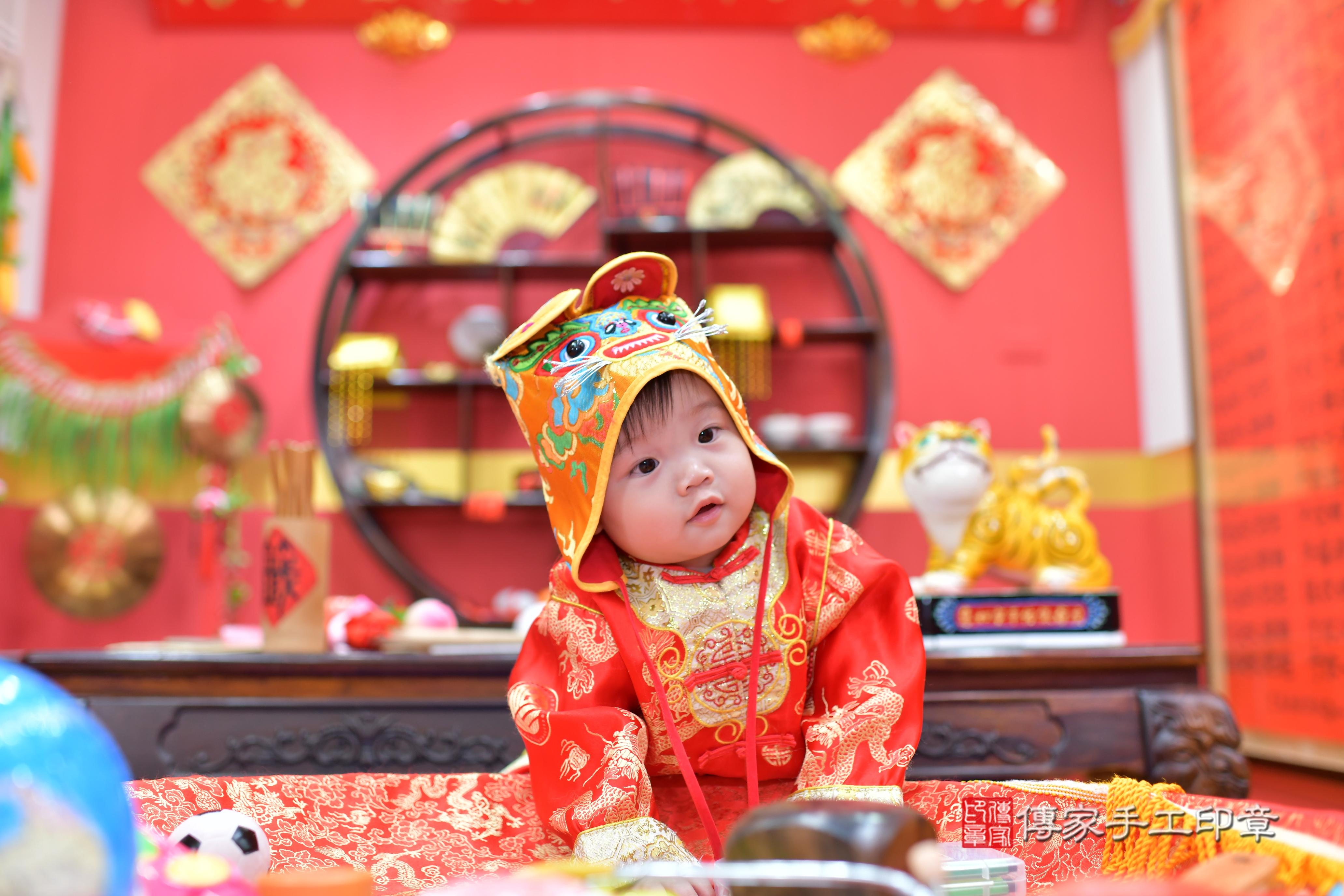 傳家手工印章桃園店、抓周、度脺、中國風會場、傳家嬰兒古禮、吉祥話、抓周道具物品24種、拍照。抓周證書。寶寶抓周、滿周歲、生日快樂、祝福 傳家手工印章桃園店、抓周、度脺、中國風會場、傳家嬰兒古禮、吉祥話、抓周道具物品24種、拍照。抓周證書。寶寶抓周、滿周歲、生日快樂、祝福