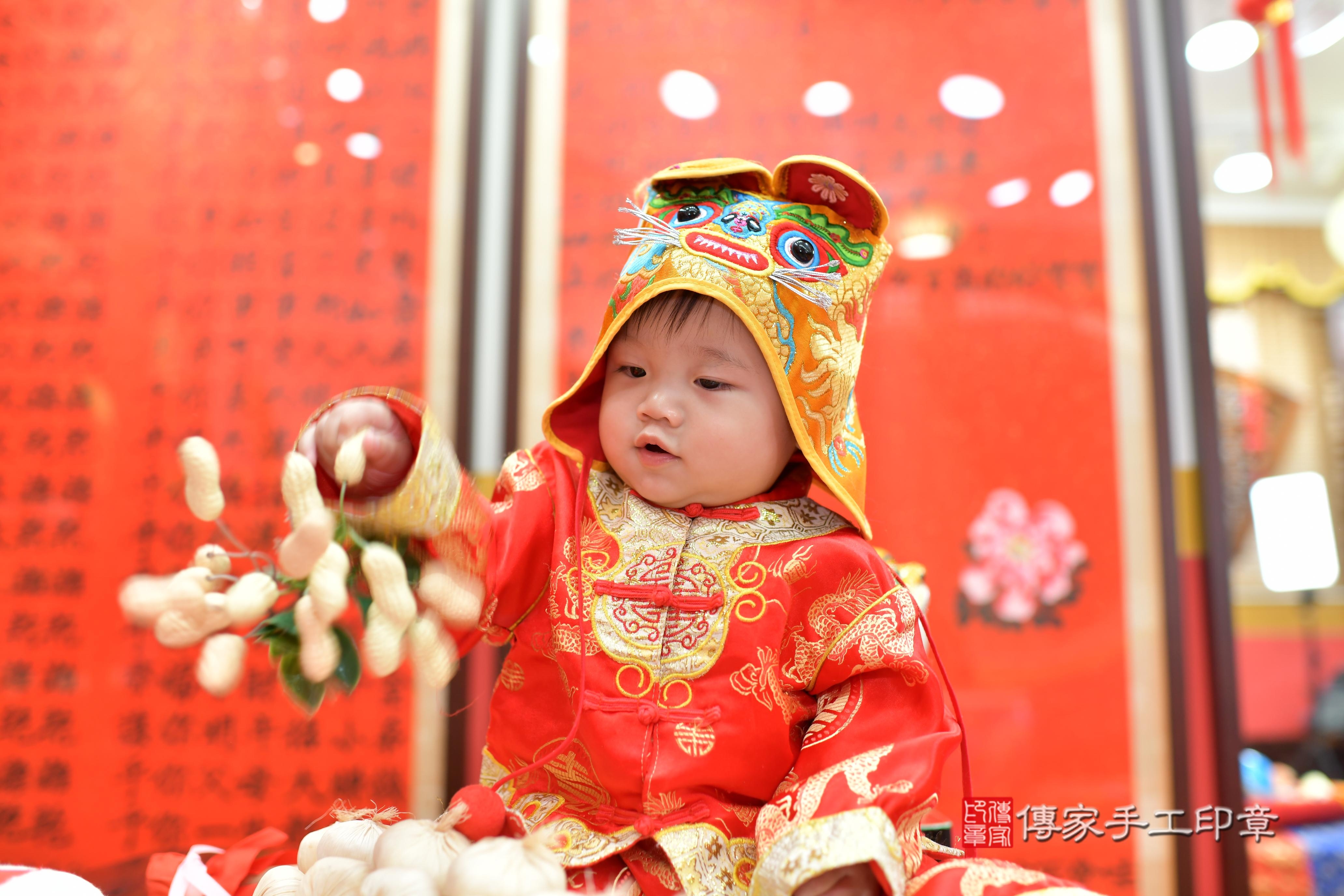 傳家手工印章桃園店、抓周、度脺、中國風會場、傳家嬰兒古禮、吉祥話、抓周道具物品24種、拍照。抓周證書。寶寶抓周、滿周歲、生日快樂、祝福 傳家手工印章桃園店、抓周、度脺、中國風會場、傳家嬰兒古禮、吉祥話、抓周道具物品24種、拍照。抓周證書。寶寶抓周、滿周歲、生日快樂、祝福