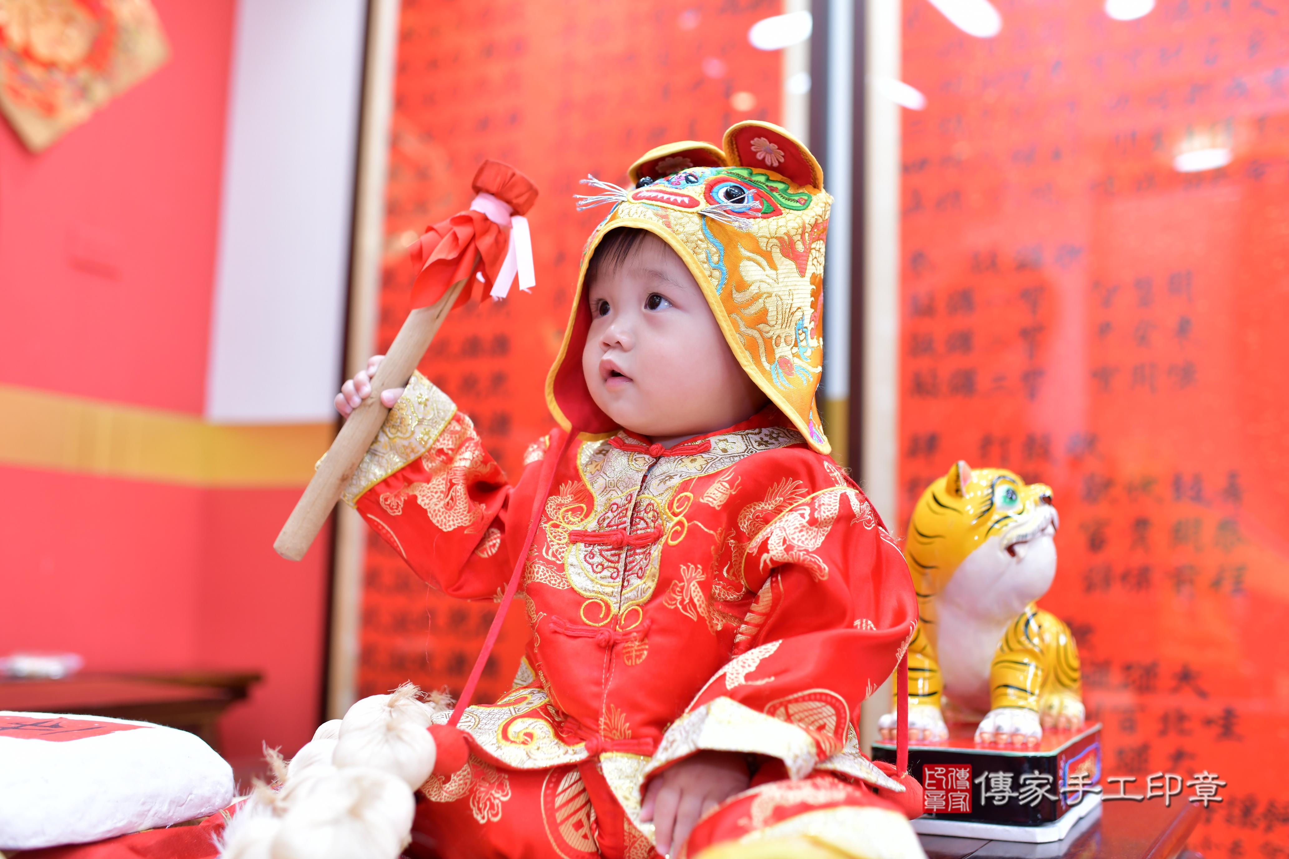 傳家手工印章桃園店、抓周、度脺、中國風會場、傳家嬰兒古禮、吉祥話、抓周道具物品24種、拍照。抓周證書。寶寶抓周、滿周歲、生日快樂、祝福 傳家手工印章桃園店、抓周、度脺、中國風會場、傳家嬰兒古禮、吉祥話、抓周道具物品24種、拍照。抓周證書。寶寶抓周、滿周歲、生日快樂、祝福