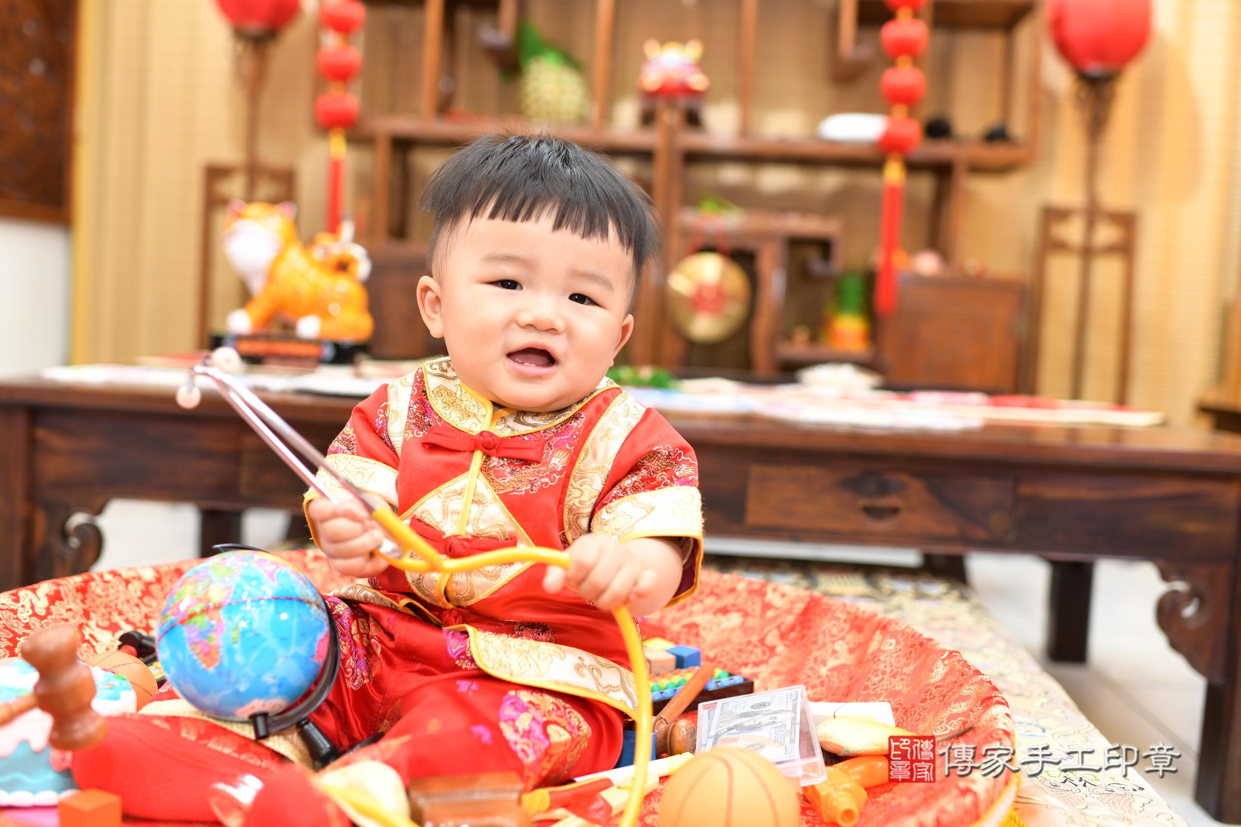 傳家手工印章台南店、抓周、度脺、中國風會場、傳家嬰兒古禮、吉祥話、抓周道具物品24種、拍照。抓周證書。寶寶抓周、滿周歲、生日快樂、祝福