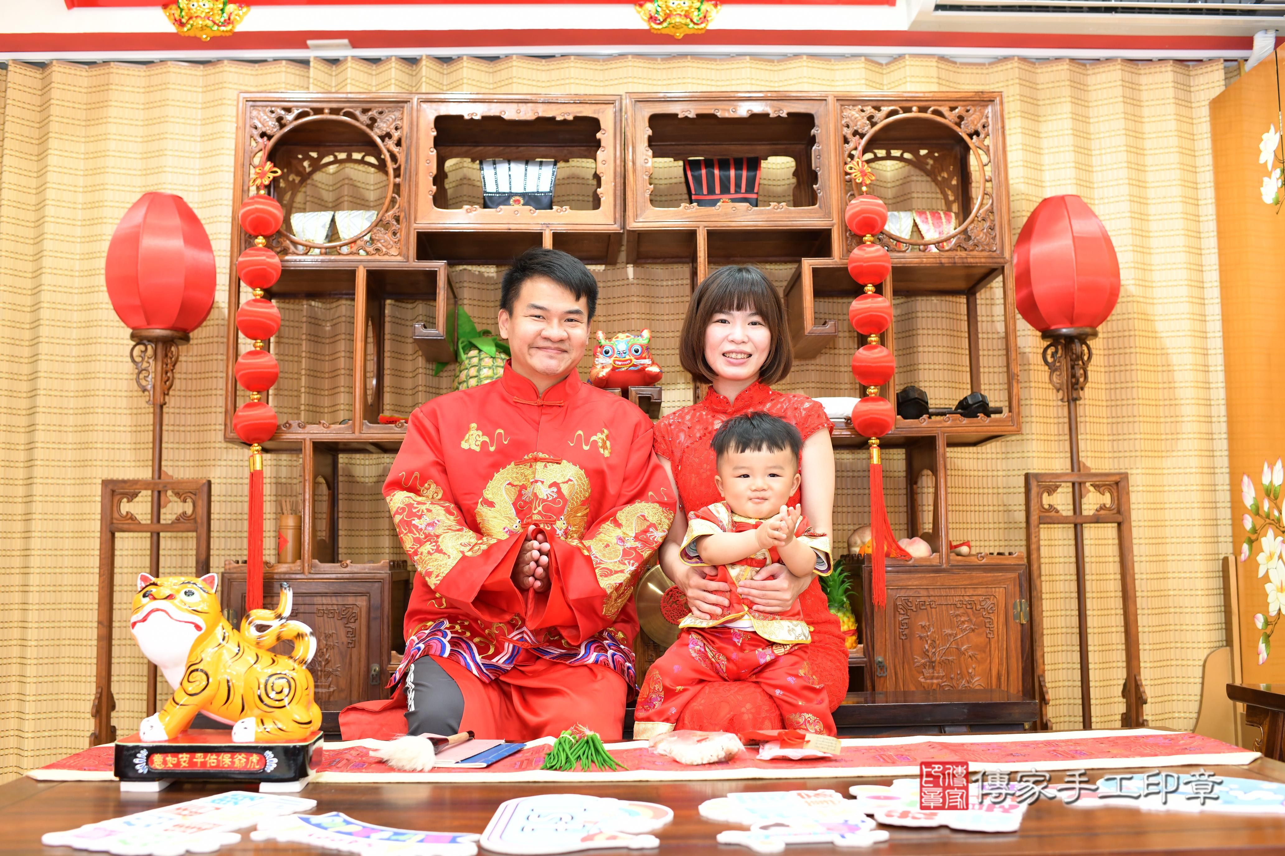 傳家手工印章台南店、抓周、度脺、中國風會場、傳家嬰兒古禮、吉祥話、抓周道具物品24種、拍照。抓周證書。寶寶抓周、滿周歲、生日快樂、祝福 傳家手工印章台南店、抓周、度脺、中國風會場、傳家嬰兒古禮、吉祥話、抓周道具物品24種、拍照。抓周證書。寶寶抓周、滿周歲、生日快樂、祝福