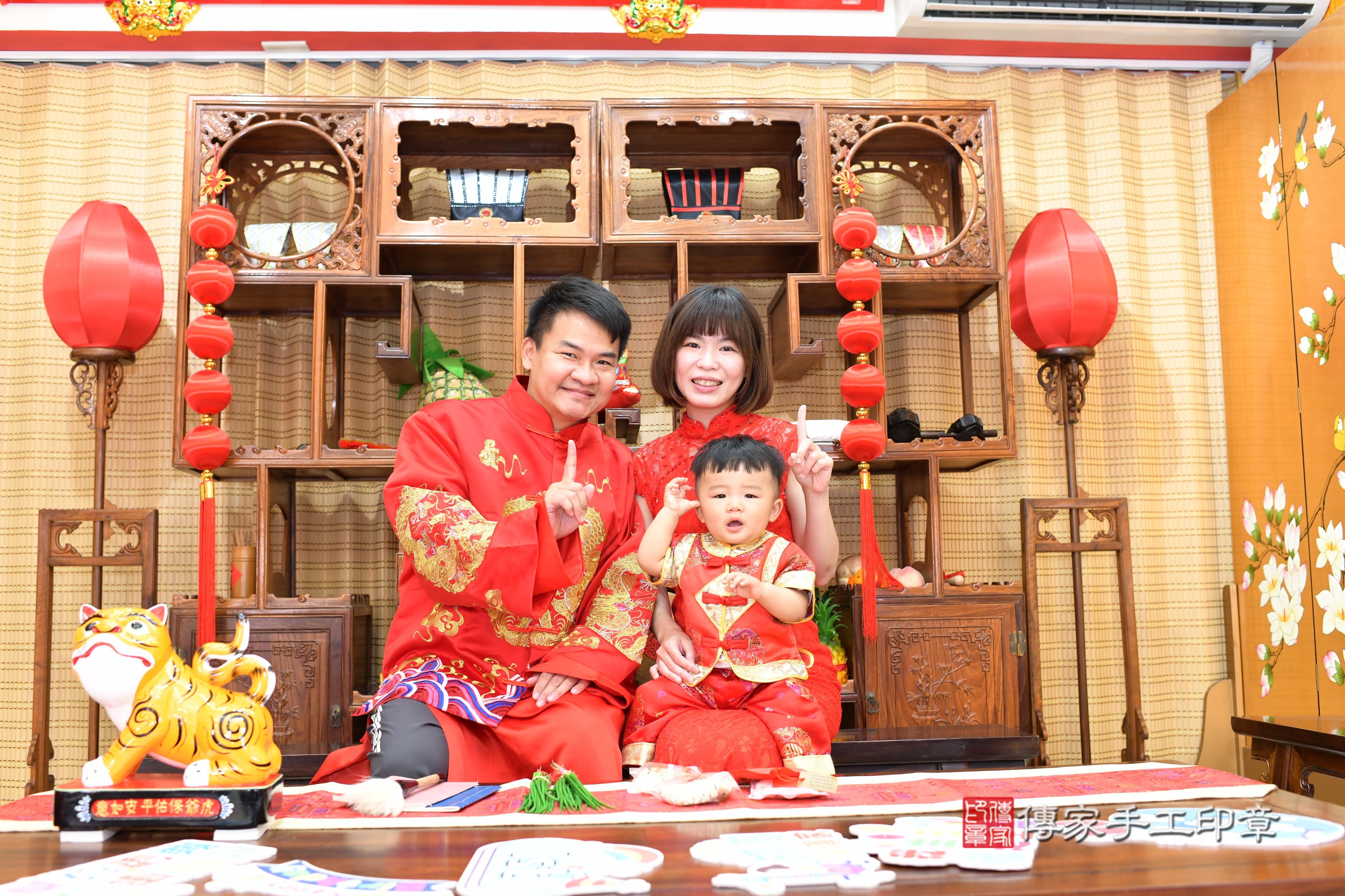 傳家手工印章台南店、抓周、度脺、中國風會場、傳家嬰兒古禮、吉祥話、抓周道具物品24種、拍照。抓周證書。寶寶抓周、滿周歲、生日快樂、祝福 傳家手工印章台南店、抓周、度脺、中國風會場、傳家嬰兒古禮、吉祥話、抓周道具物品24種、拍照。抓周證書。寶寶抓周、滿周歲、生日快樂、祝福