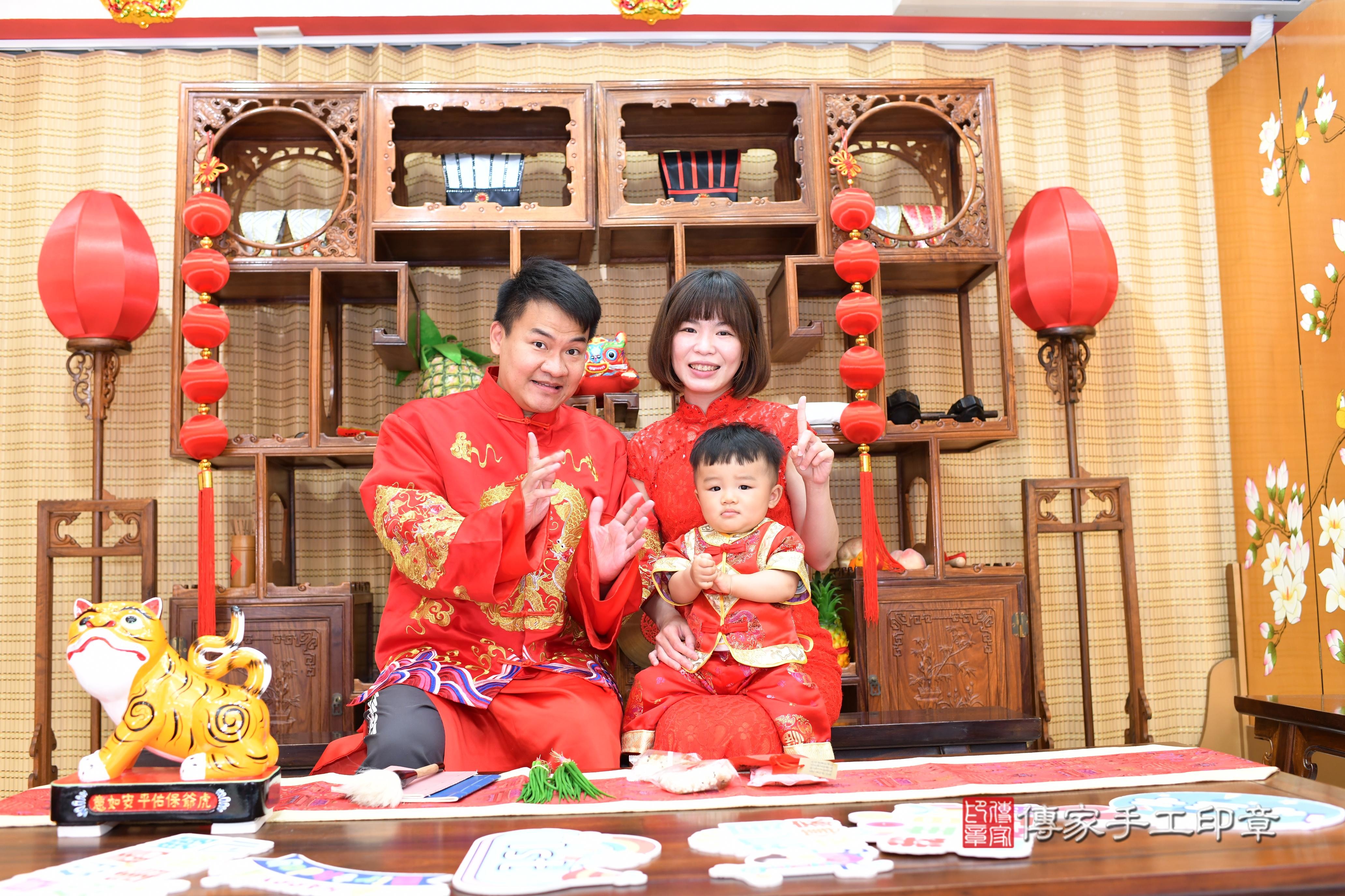 傳家手工印章台南店、抓周、度脺、中國風會場、傳家嬰兒古禮、吉祥話、抓周道具物品24種、拍照。抓周證書。寶寶抓周、滿周歲、生日快樂、祝福 傳家手工印章台南店、抓周、度脺、中國風會場、傳家嬰兒古禮、吉祥話、抓周道具物品24種、拍照。抓周證書。寶寶抓周、滿周歲、生日快樂、祝福