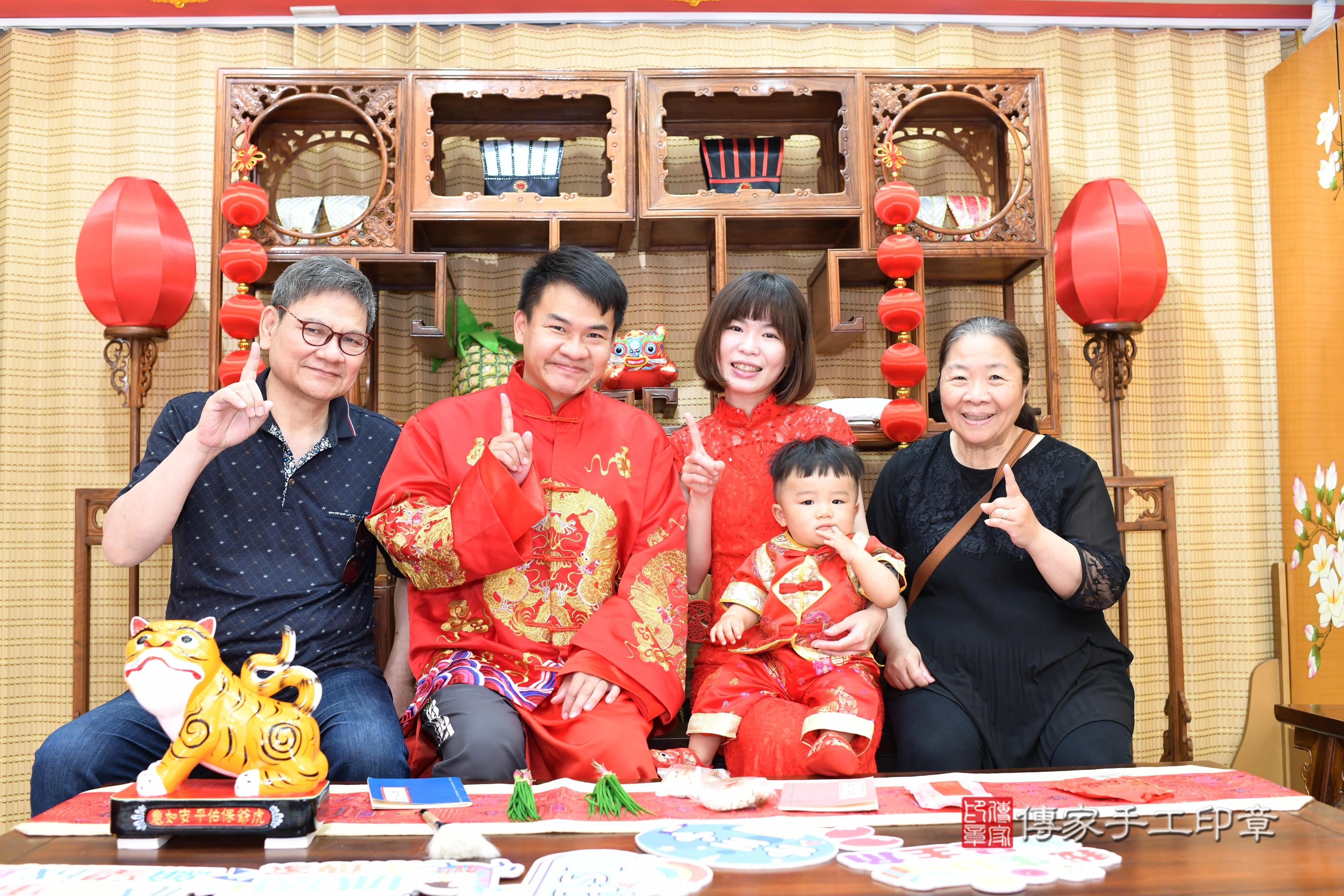 傳家手工印章台南店、抓周、度脺、中國風會場、傳家嬰兒古禮、吉祥話、抓周道具物品24種、拍照。抓周證書。寶寶抓周、滿周歲、生日快樂、祝福 傳家手工印章台南店、抓周、度脺、中國風會場、傳家嬰兒古禮、吉祥話、抓周道具物品24種、拍照。抓周證書。寶寶抓周、滿周歲、生日快樂、祝福