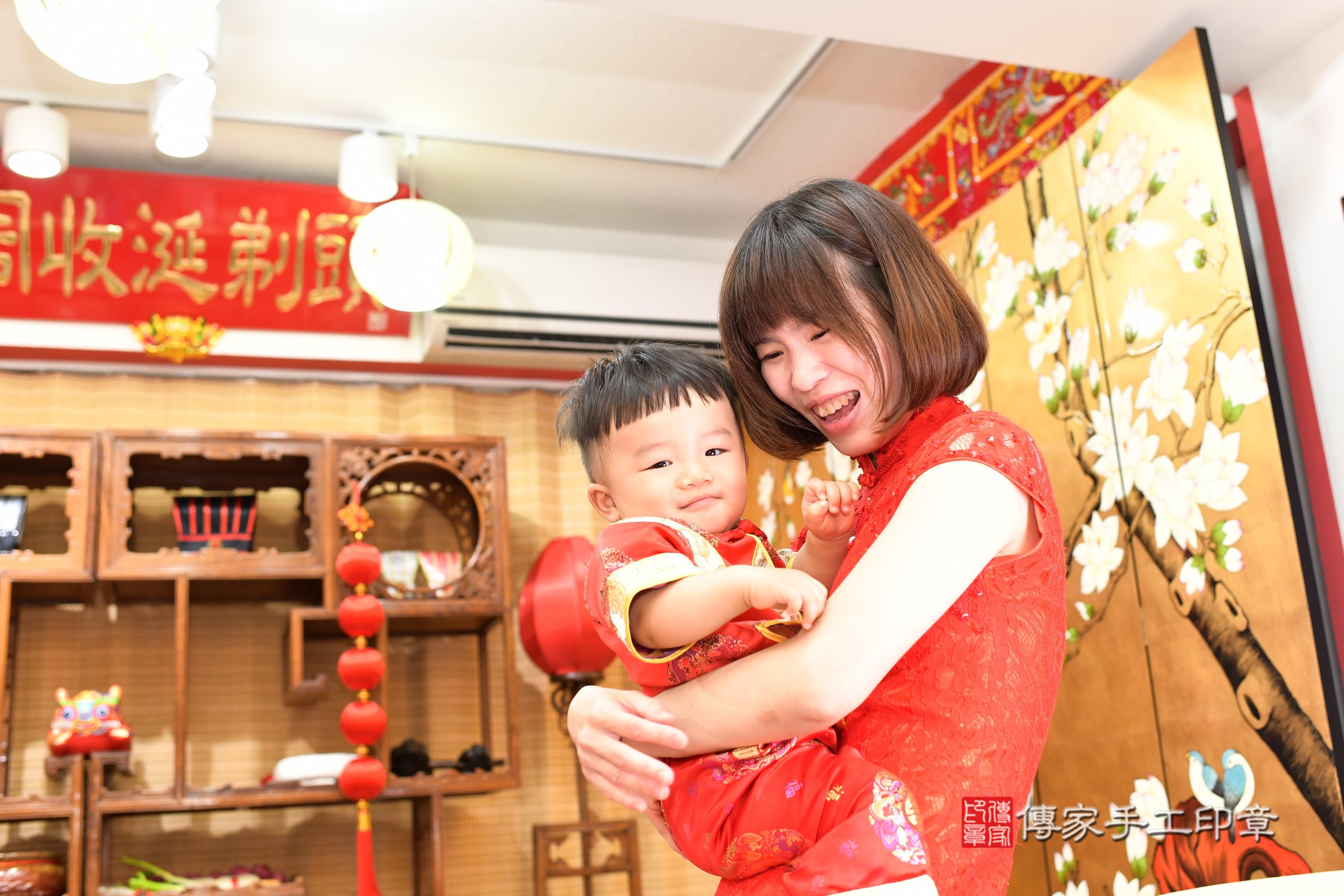 傳家手工印章台南店、抓周、度脺、中國風會場、傳家嬰兒古禮、吉祥話、抓周道具物品24種、拍照。抓周證書。寶寶抓周、滿周歲、生日快樂、祝福 傳家手工印章台南店、抓周、度脺、中國風會場、傳家嬰兒古禮、吉祥話、抓周道具物品24種、拍照。抓周證書。寶寶抓周、滿周歲、生日快樂、祝福