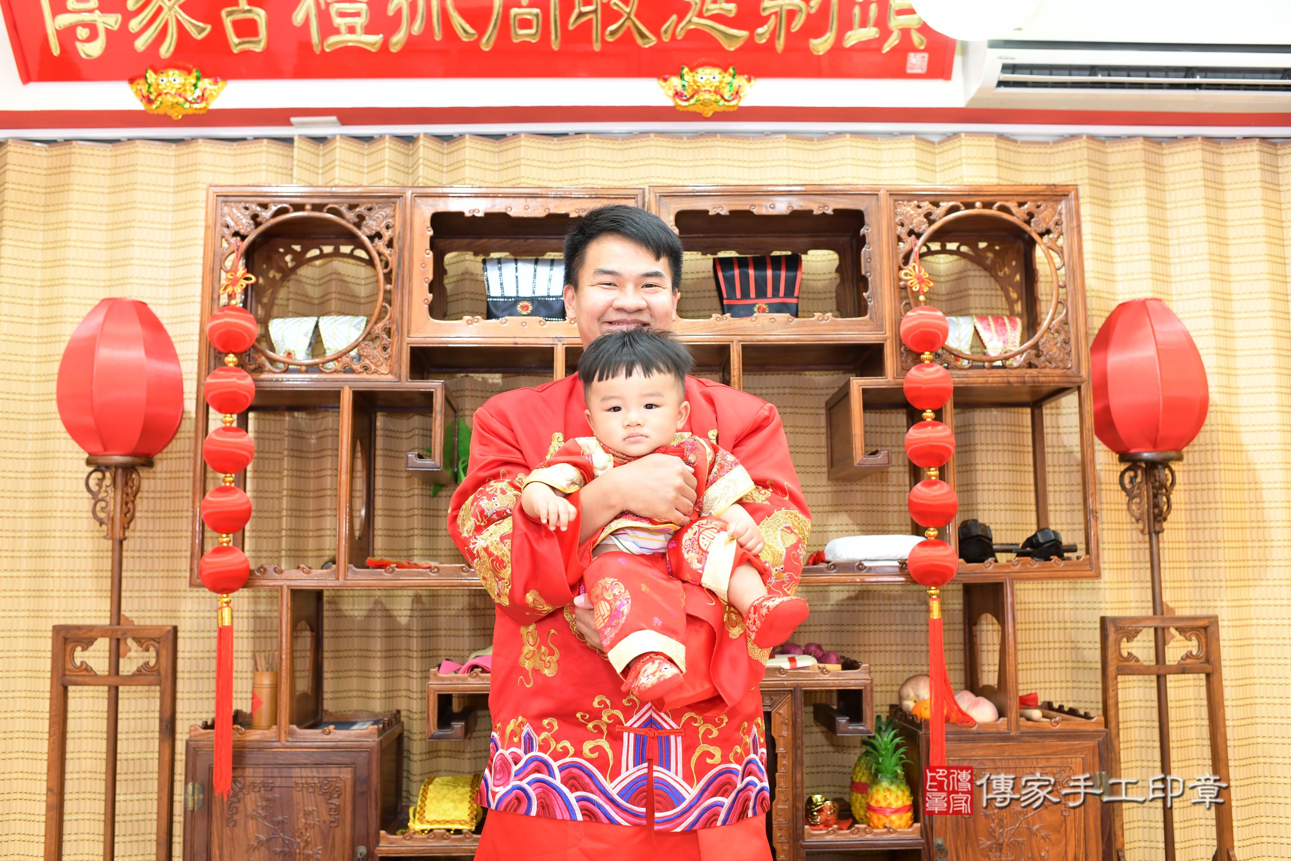 傳家手工印章台南店、抓周、度脺、中國風會場、傳家嬰兒古禮、吉祥話、抓周道具物品24種、拍照。抓周證書。寶寶抓周、滿周歲、生日快樂、祝福 傳家手工印章台南店、抓周、度脺、中國風會場、傳家嬰兒古禮、吉祥話、抓周道具物品24種、拍照。抓周證書。寶寶抓周、滿周歲、生日快樂、祝福