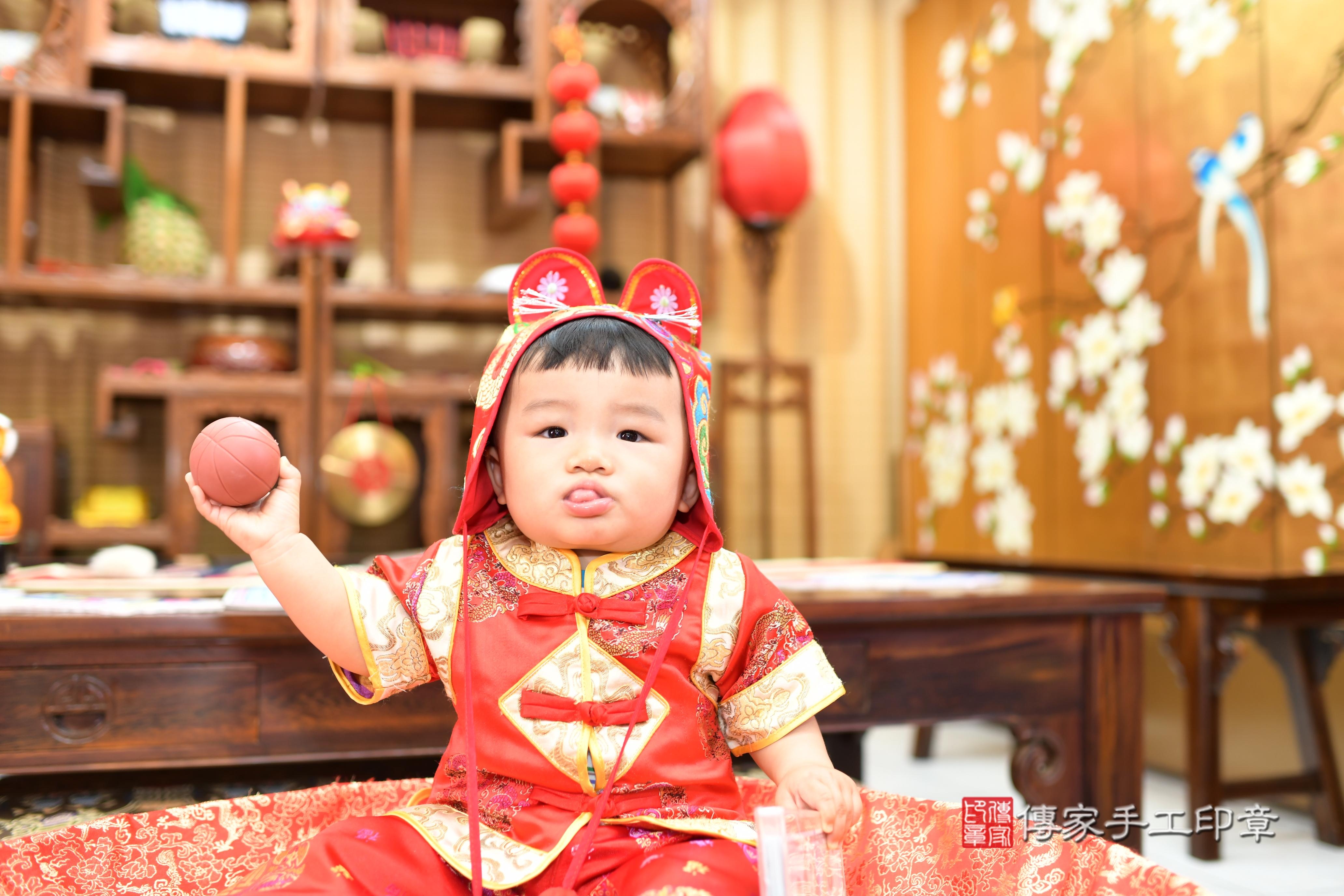 傳家手工印章台南店、抓周、度脺、中國風會場、傳家嬰兒古禮、吉祥話、抓周道具物品24種、拍照。抓周證書。寶寶抓周、滿周歲、生日快樂、祝福 傳家手工印章台南店、抓周、度脺、中國風會場、傳家嬰兒古禮、吉祥話、抓周道具物品24種、拍照。抓周證書。寶寶抓周、滿周歲、生日快樂、祝福