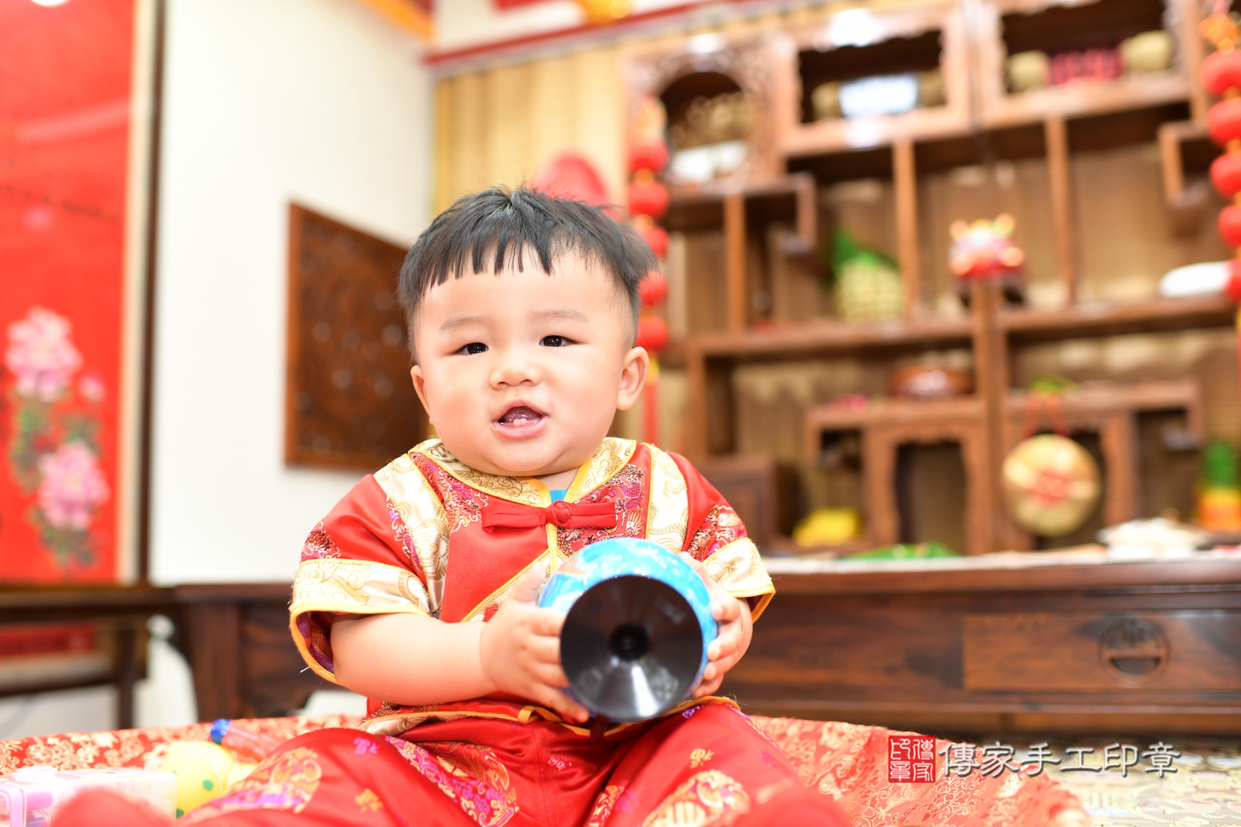 傳家手工印章台南店、抓周、度脺、中國風會場、傳家嬰兒古禮、吉祥話、抓周道具物品24種、拍照。抓周證書。寶寶抓周、滿周歲、生日快樂、祝福 傳家手工印章台南店、抓周、度脺、中國風會場、傳家嬰兒古禮、吉祥話、抓周道具物品24種、拍照。抓周證書。寶寶抓周、滿周歲、生日快樂、祝福