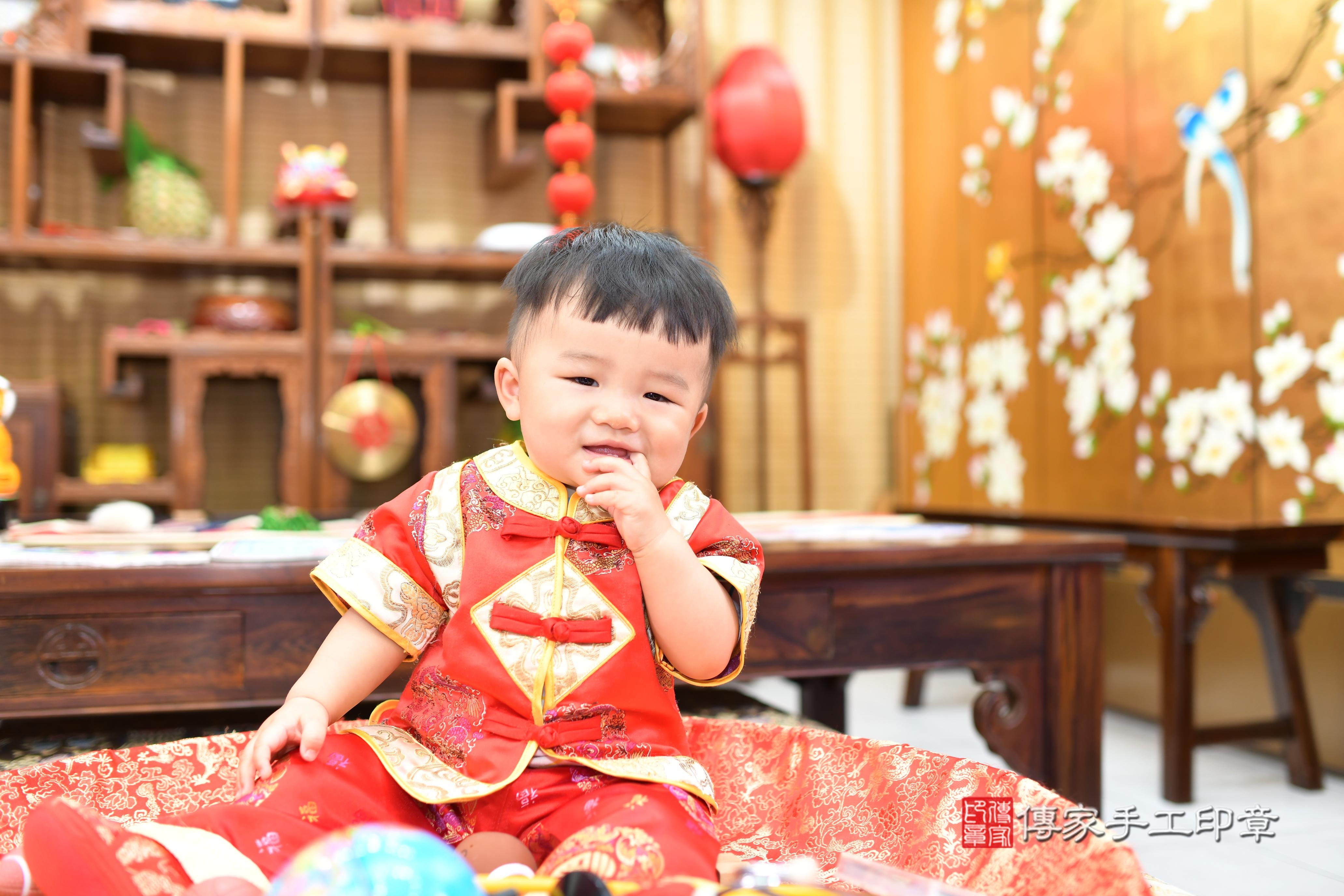 傳家手工印章台南店、抓周、度脺、中國風會場、傳家嬰兒古禮、吉祥話、抓周道具物品24種、拍照。抓周證書。寶寶抓周、滿周歲、生日快樂、祝福 傳家手工印章台南店、抓周、度脺、中國風會場、傳家嬰兒古禮、吉祥話、抓周道具物品24種、拍照。抓周證書。寶寶抓周、滿周歲、生日快樂、祝福