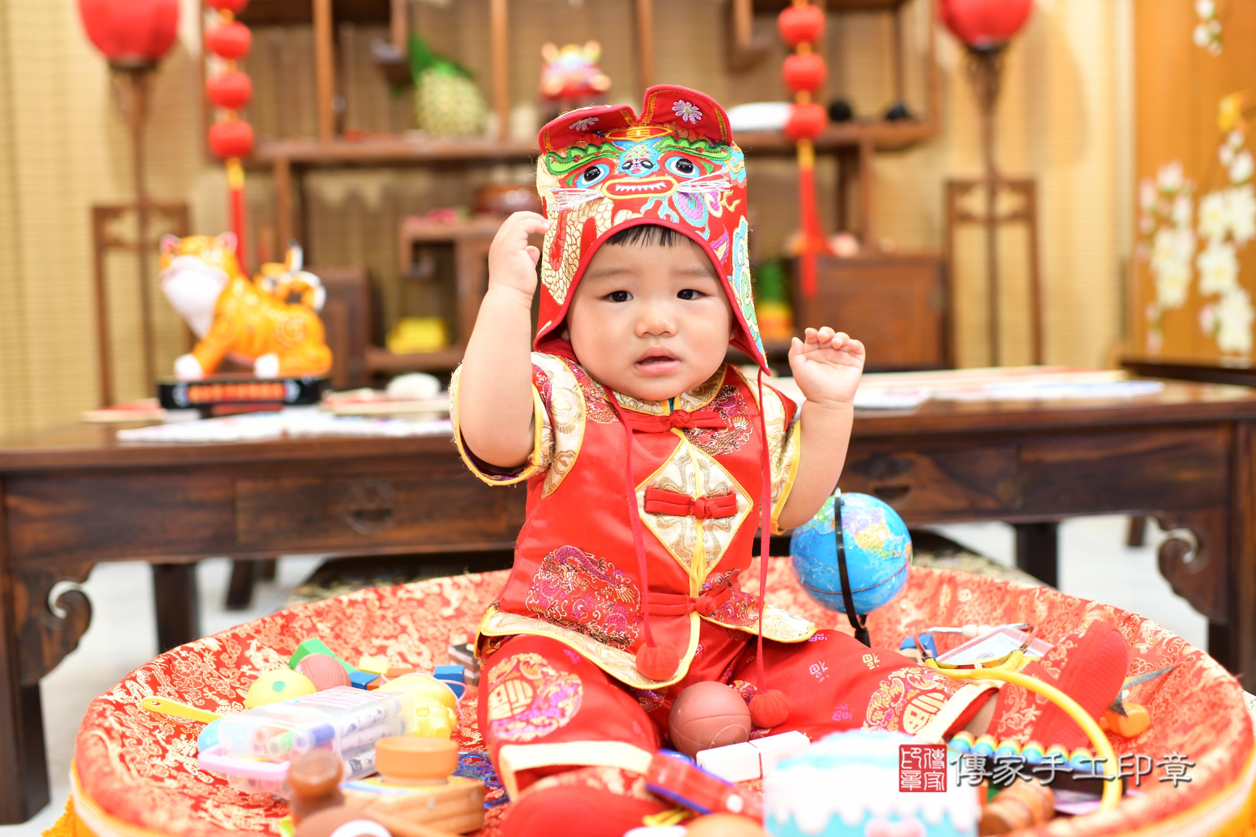 傳家手工印章台南店、抓周、度脺、中國風會場、傳家嬰兒古禮、吉祥話、抓周道具物品24種、拍照。抓周證書。寶寶抓周、滿周歲、生日快樂、祝福