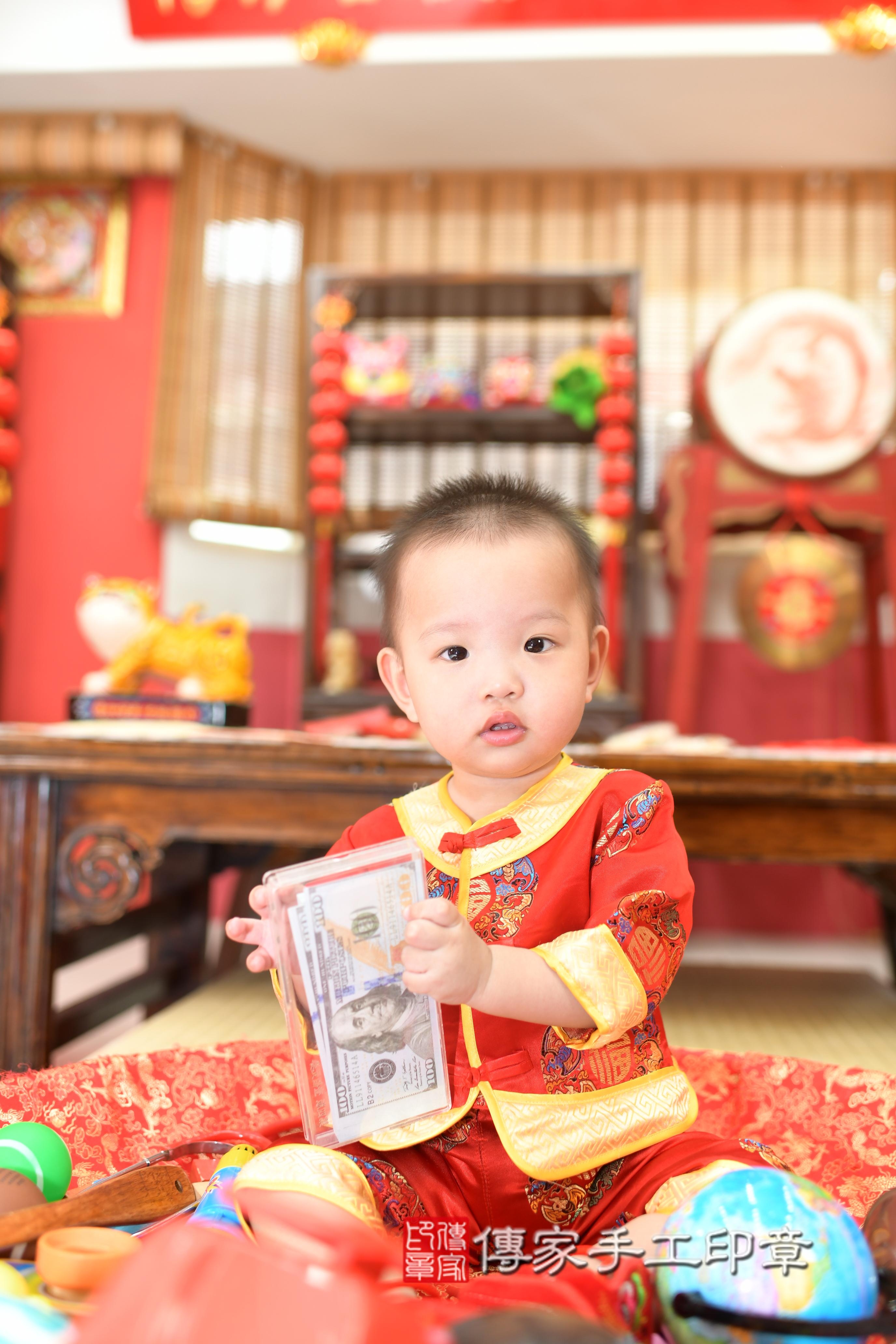 傳家手工印章高雄店、抓周、度脺、中國風會場、傳家嬰兒古禮、吉祥話、抓周道具物品24種、拍照。抓周證書。寶寶抓周、滿周歲、生日快樂、祝福 傳家手工印章高雄店、抓周、度脺、中國風會場、傳家嬰兒古禮、吉祥話、抓周道具物品24種、拍照。抓周證書。寶寶抓周、滿周歲、生日快樂、祝福