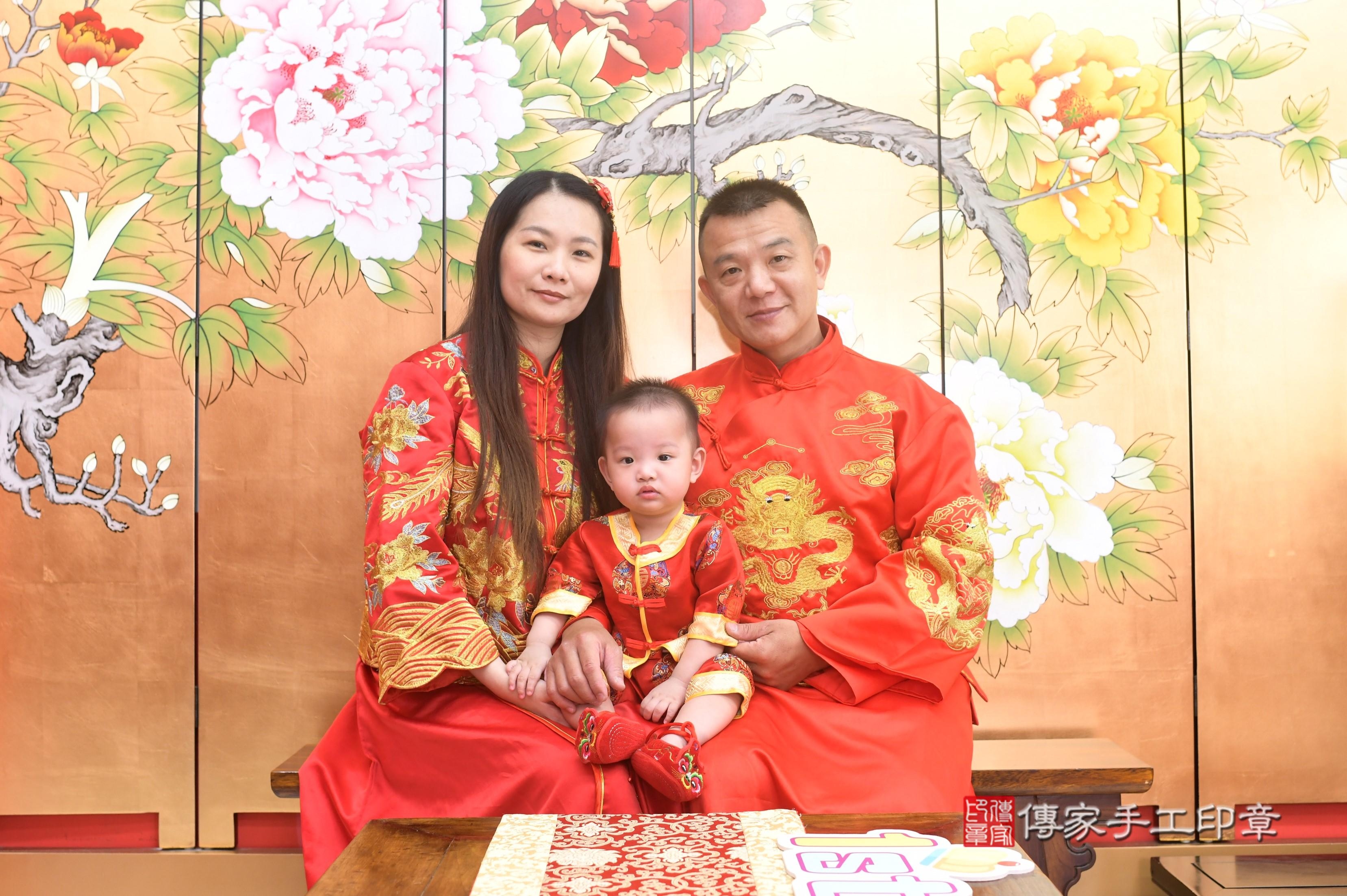 傳家手工印章高雄店、抓周、度脺、中國風會場、傳家嬰兒古禮、吉祥話、抓周道具物品24種、拍照。抓周證書。寶寶抓周、滿周歲、生日快樂、祝福 傳家手工印章高雄店、抓周、度脺、中國風會場、傳家嬰兒古禮、吉祥話、抓周道具物品24種、拍照。抓周證書。寶寶抓周、滿周歲、生日快樂、祝福