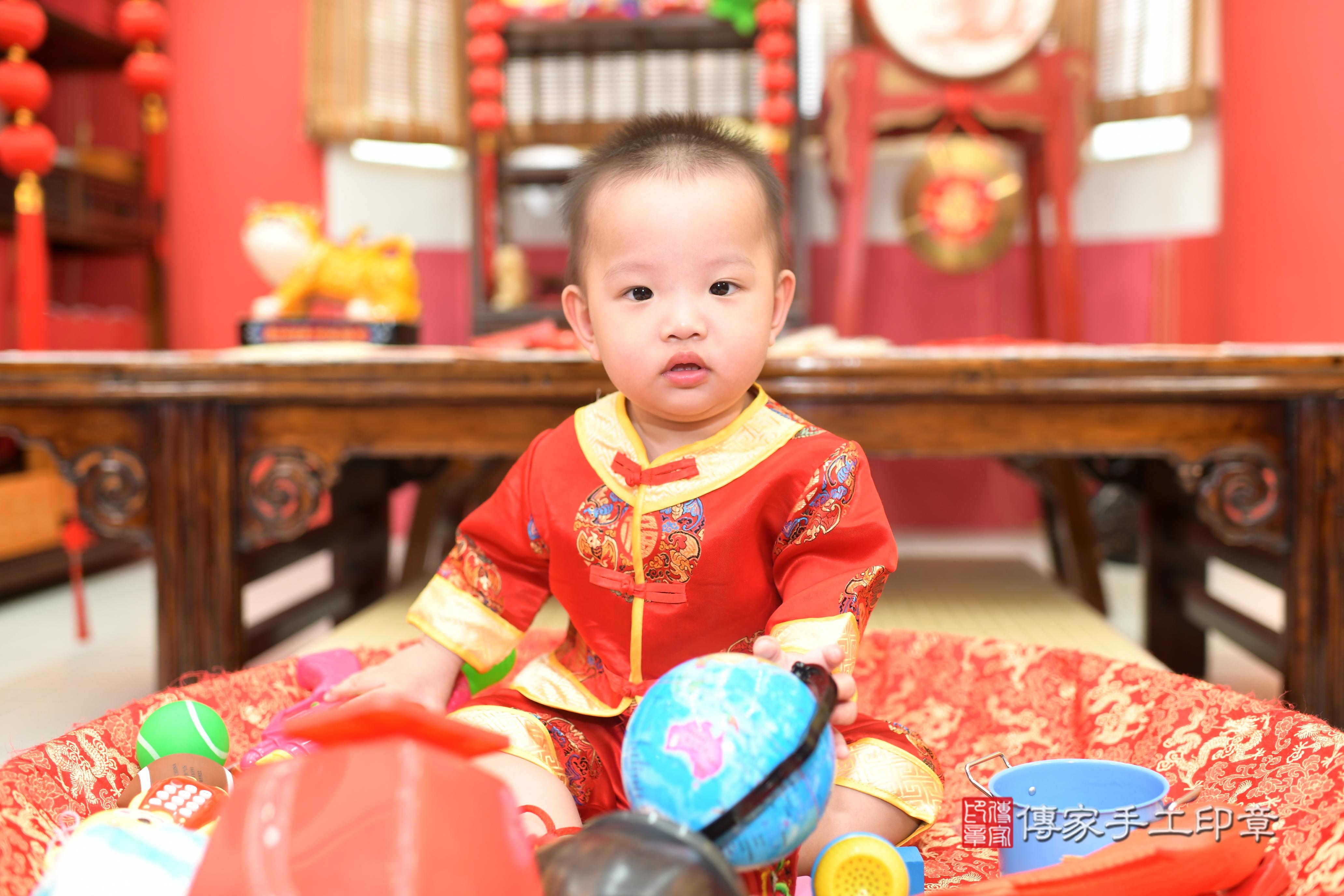 傳家手工印章高雄店、抓周、度脺、中國風會場、傳家嬰兒古禮、吉祥話、抓周道具物品24種、拍照。抓周證書。寶寶抓周、滿周歲、生日快樂、祝福 傳家手工印章高雄店、抓周、度脺、中國風會場、傳家嬰兒古禮、吉祥話、抓周道具物品24種、拍照。抓周證書。寶寶抓周、滿周歲、生日快樂、祝福