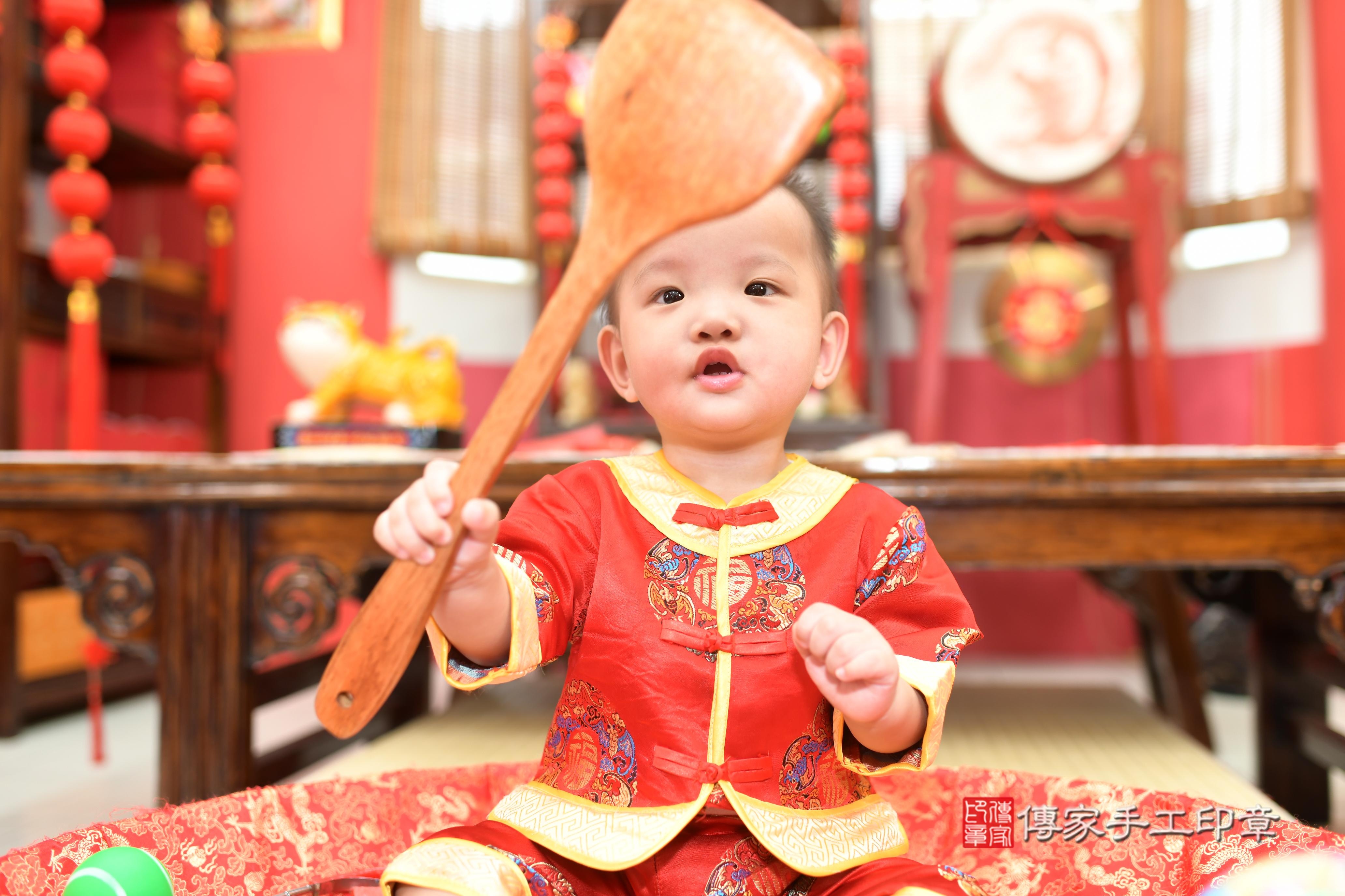 傳家手工印章高雄店、抓周、度脺、中國風會場、傳家嬰兒古禮、吉祥話、抓周道具物品24種、拍照。抓周證書。寶寶抓周、滿周歲、生日快樂、祝福 傳家手工印章高雄店、抓周、度脺、中國風會場、傳家嬰兒古禮、吉祥話、抓周道具物品24種、拍照。抓周證書。寶寶抓周、滿周歲、生日快樂、祝福