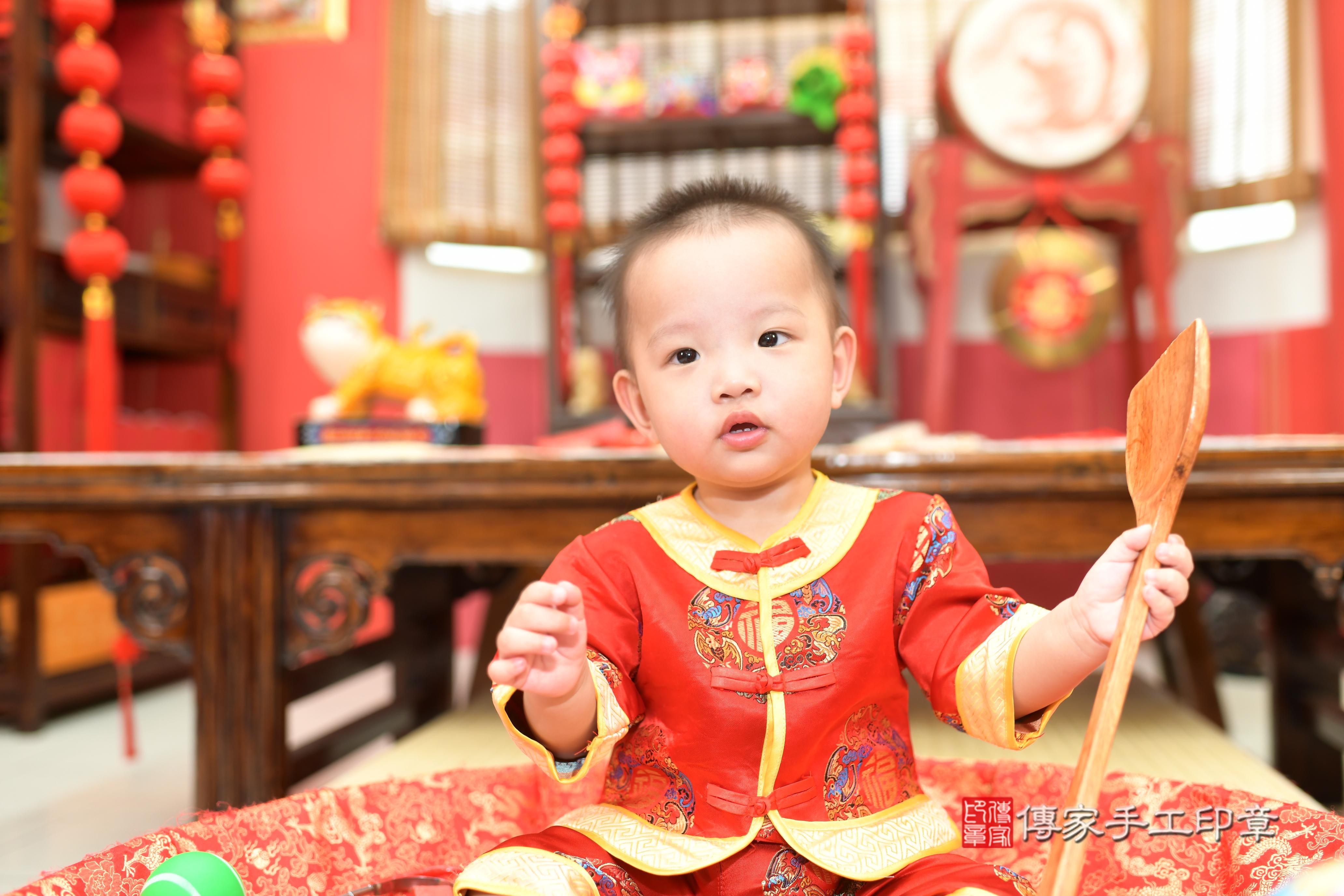 傳家手工印章高雄店、抓周、度脺、中國風會場、傳家嬰兒古禮、吉祥話、抓周道具物品24種、拍照。抓周證書。寶寶抓周、滿周歲、生日快樂、祝福 傳家手工印章高雄店、抓周、度脺、中國風會場、傳家嬰兒古禮、吉祥話、抓周道具物品24種、拍照。抓周證書。寶寶抓周、滿周歲、生日快樂、祝福