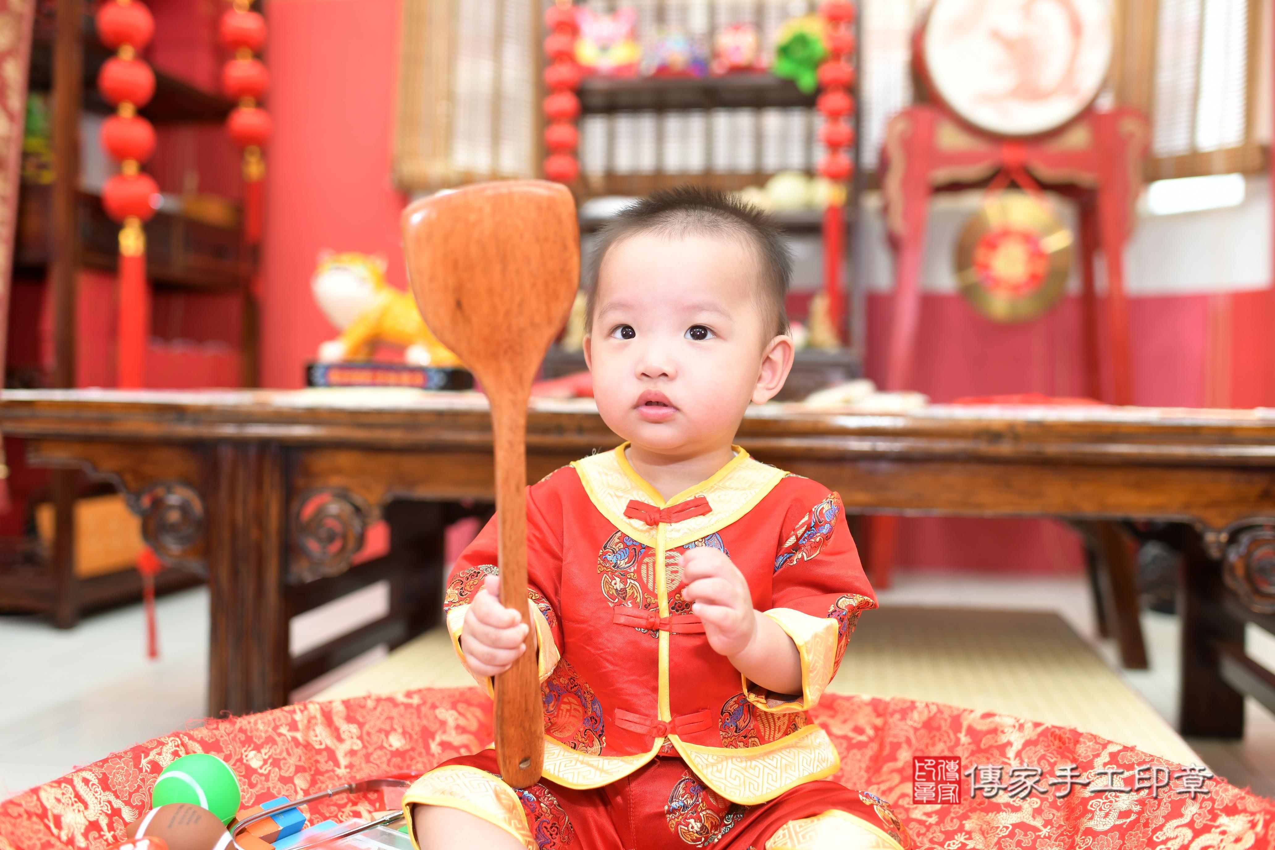 傳家手工印章高雄店、抓周、度脺、中國風會場、傳家嬰兒古禮、吉祥話、抓周道具物品24種、拍照。抓周證書。寶寶抓周、滿周歲、生日快樂、祝福 傳家手工印章高雄店、抓周、度脺、中國風會場、傳家嬰兒古禮、吉祥話、抓周道具物品24種、拍照。抓周證書。寶寶抓周、滿周歲、生日快樂、祝福