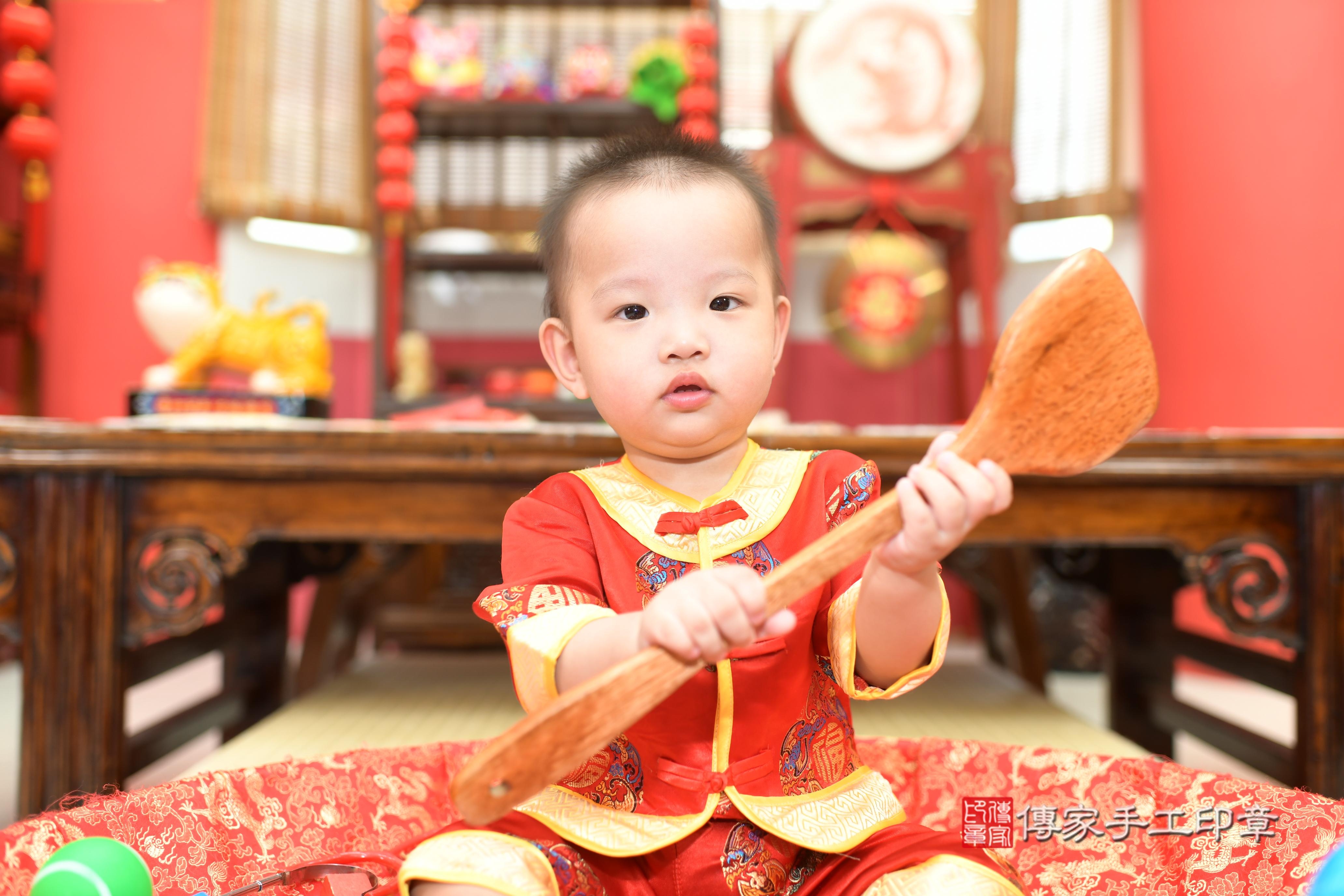 傳家手工印章高雄店、抓周、度脺、中國風會場、傳家嬰兒古禮、吉祥話、抓周道具物品24種、拍照。抓周證書。寶寶抓周、滿周歲、生日快樂、祝福 傳家手工印章高雄店、抓周、度脺、中國風會場、傳家嬰兒古禮、吉祥話、抓周道具物品24種、拍照。抓周證書。寶寶抓周、滿周歲、生日快樂、祝福