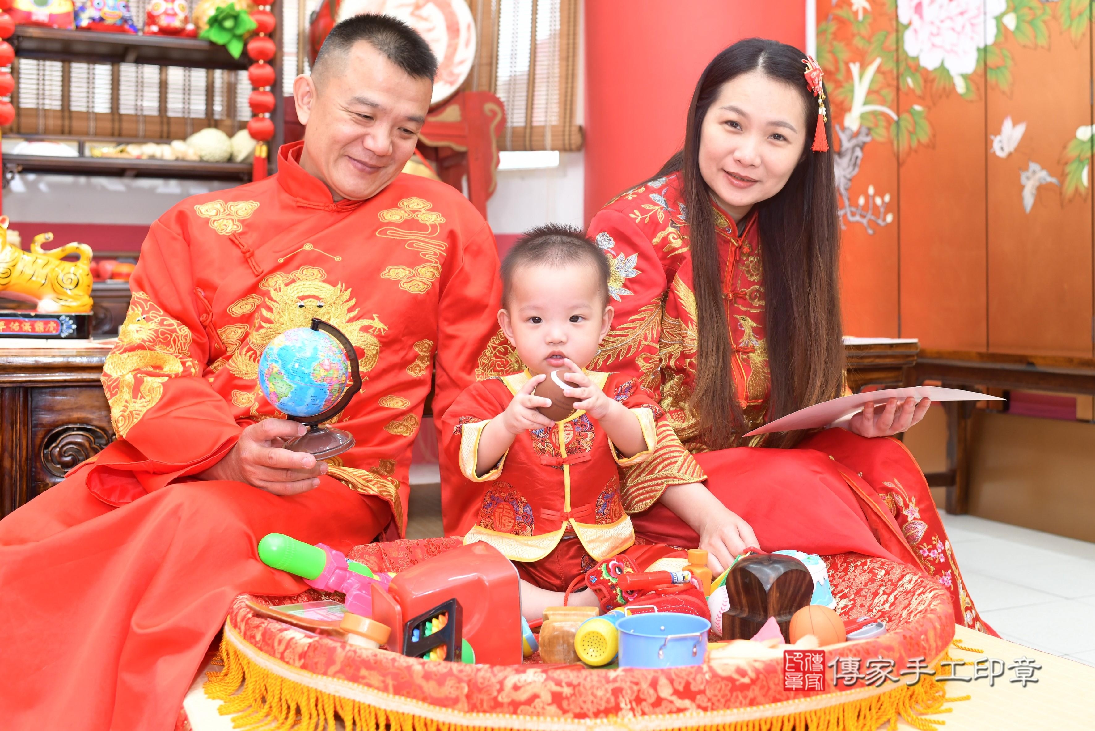傳家手工印章高雄店、抓周、度脺、中國風會場、傳家嬰兒古禮、吉祥話、抓周道具物品24種、拍照。抓周證書。寶寶抓周、滿周歲、生日快樂、祝福 傳家手工印章高雄店、抓周、度脺、中國風會場、傳家嬰兒古禮、吉祥話、抓周道具物品24種、拍照。抓周證書。寶寶抓周、滿周歲、生日快樂、祝福