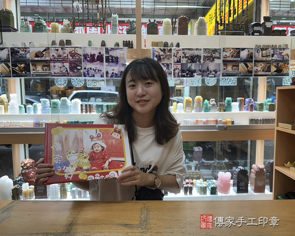 新北市新莊區小潔寶貝抓周推薦：傳家新北店抓周度脺中國風會場，嬰兒古禮抓周流程儀式吉祥話、抓周道具物品24種、拍照。抓周證書。2025.04.26