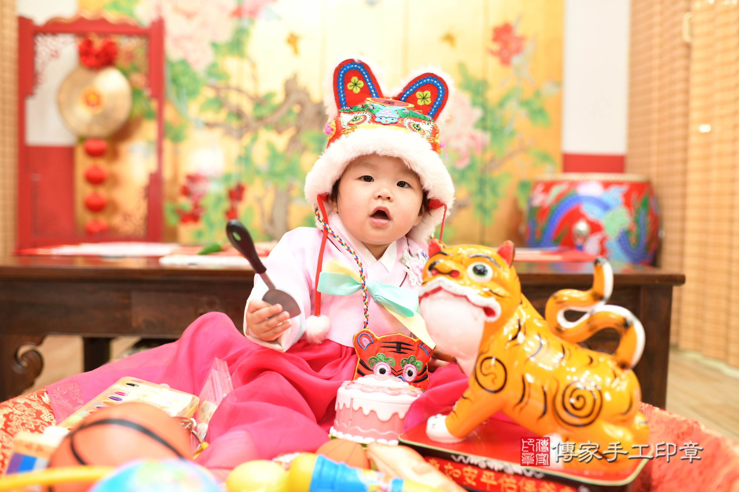 台北市大同區暄暄寶寶抓周推薦：傳家台北店抓周度脺中國風會場，嬰兒古禮抓周流程儀式吉祥話、抓周道具物品24種、拍照。抓周證書。2025.4.8，照片1
