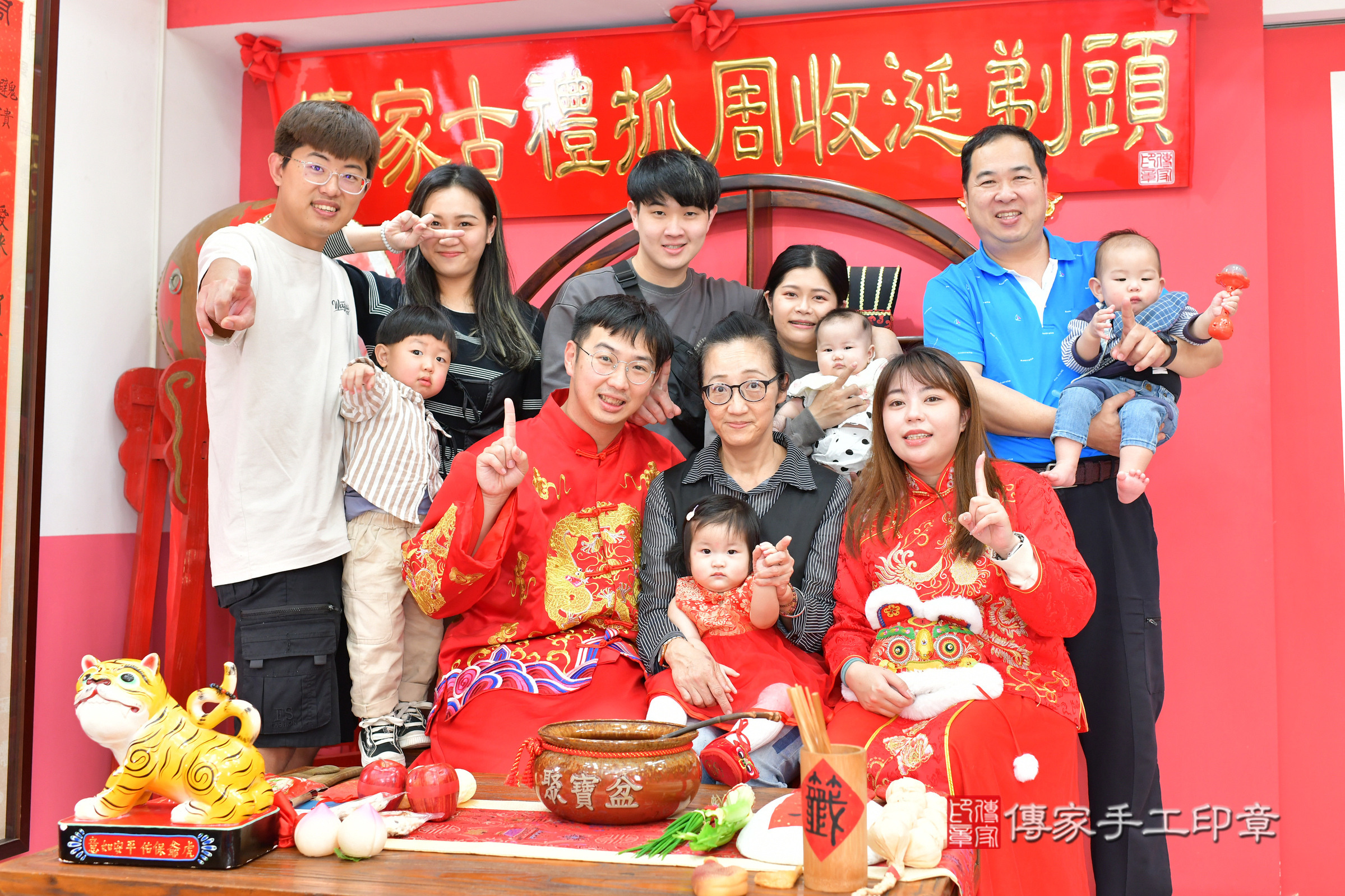 台中市北區晴晴寶寶抓周推薦：傳家台中店抓周度脺中國風會場，嬰兒古禮抓周流程儀式吉祥話、抓周道具物品24種、拍照。抓周證書。2025.3.1，照片31
