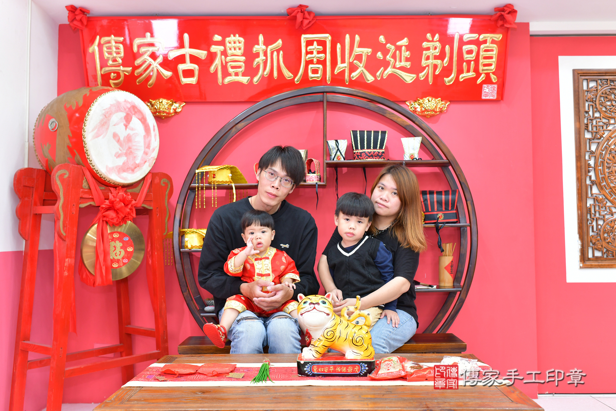 台中市北區紳紳寶寶抓周推薦：傳家台中店抓周度脺中國風會場，嬰兒古禮抓周流程儀式吉祥話、抓周道具物品24種、拍照。抓周證書。2025.3.2，照片1