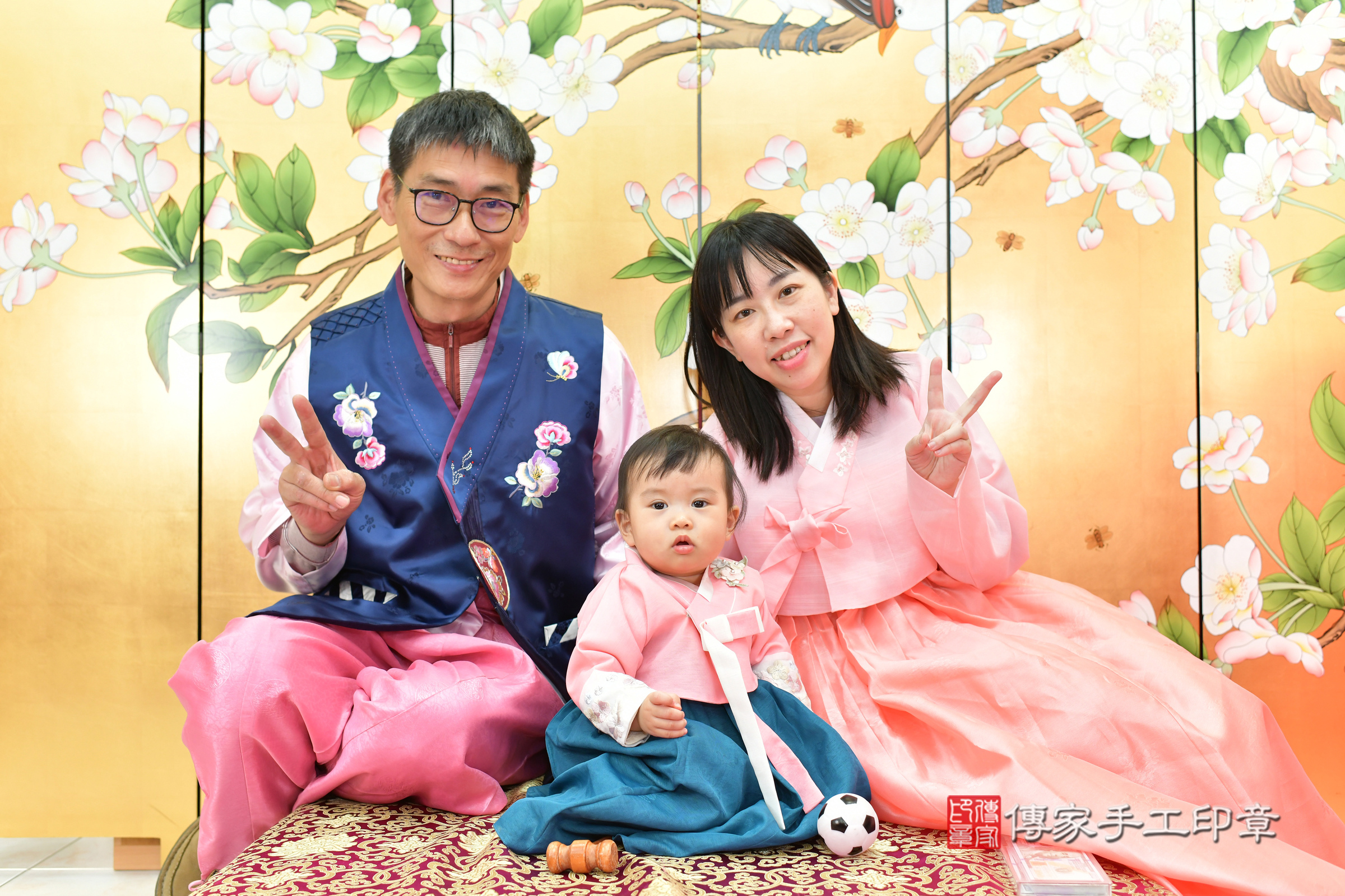 台中市北區蔓蔓寶寶抓周推薦：傳家台中店抓周度脺中國風會場，嬰兒古禮抓周流程儀式吉祥話、抓周道具物品24種、拍照。抓周證書。2025.3.19，照片1