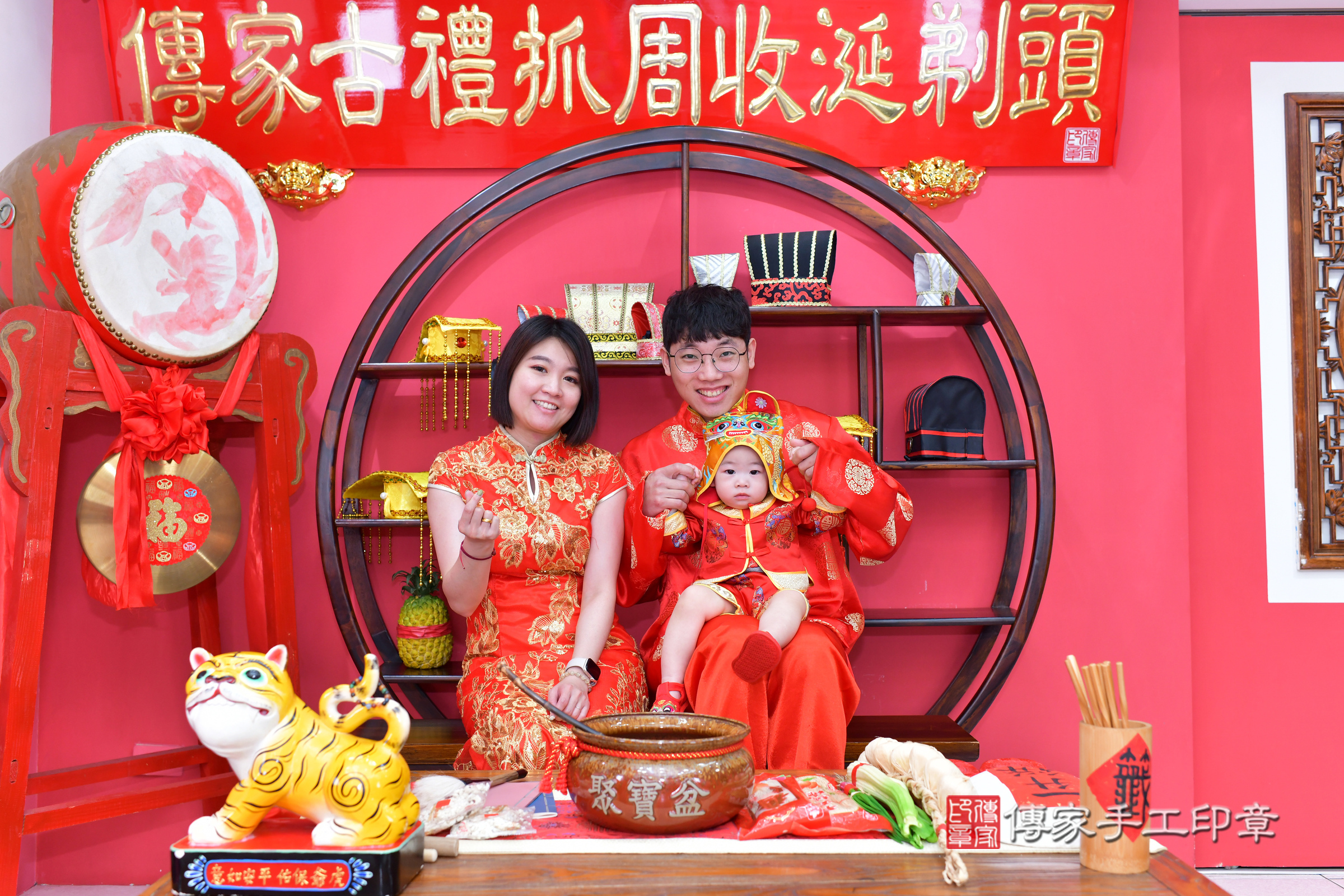 台中市北區小銘寶寶抓周推薦：傳家台中店抓周度脺中國風會場，嬰兒古禮抓周流程儀式吉祥話、抓周道具物品24種、拍照。抓周證書。2025.3.23，照片1