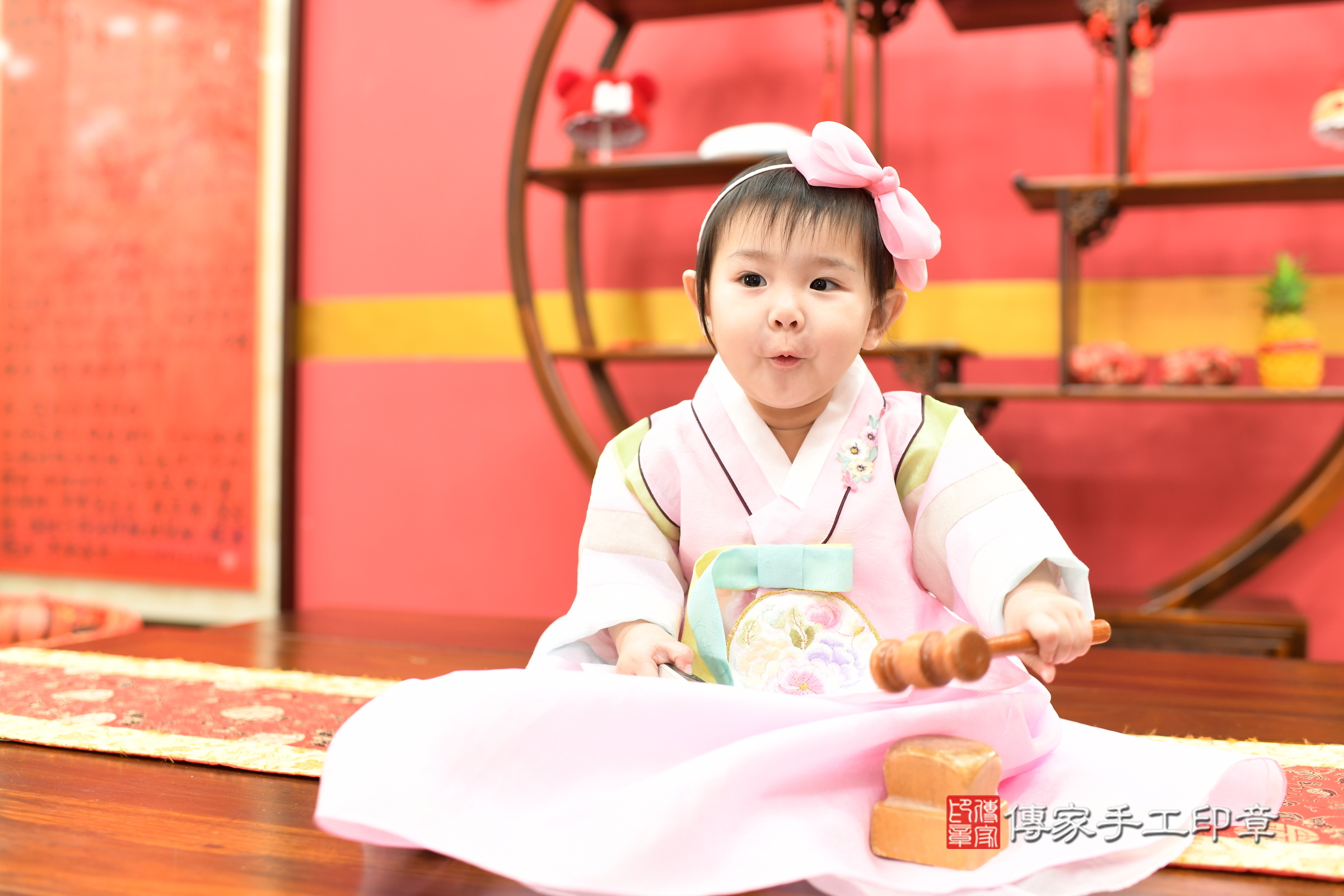 新北市永和區希希寶寶抓周推薦：傳家新北店抓周度脺中國風會場，嬰兒古禮抓周流程儀式吉祥話、抓周道具物品24種、拍照。抓周證書。2025.4.20，照片1