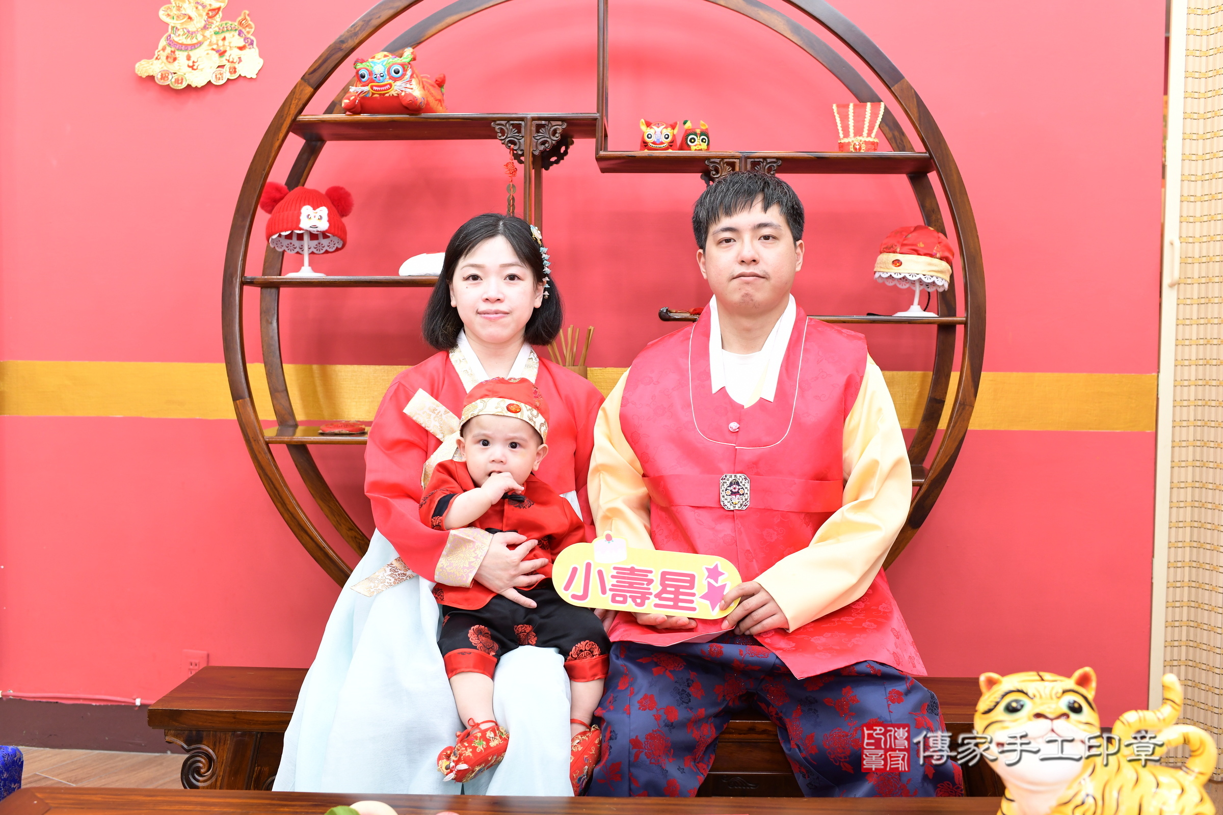 新北市永和區冬冬寶寶抓周推薦：傳家新北店抓周度脺中國風會場，嬰兒古禮抓周流程儀式吉祥話、抓周道具物品24種、拍照。抓周證書。2025.4.20，照片1