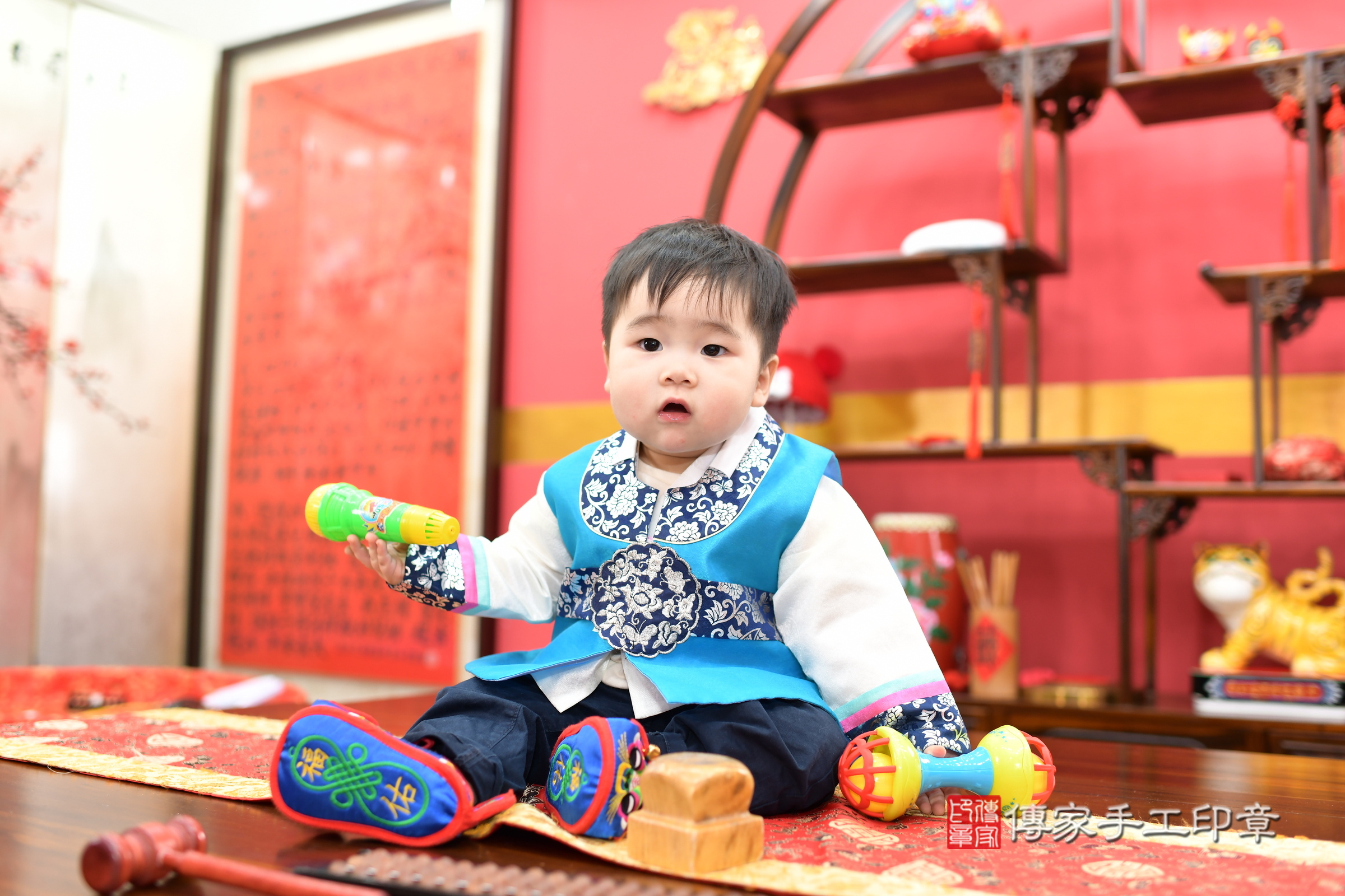 新北市永和區淏淏寶寶抓周推薦：傳家新北店抓周度脺中國風會場，嬰兒古禮抓周流程儀式吉祥話、抓周道具物品24種、拍照。抓周證書。2025.4.27，照片1