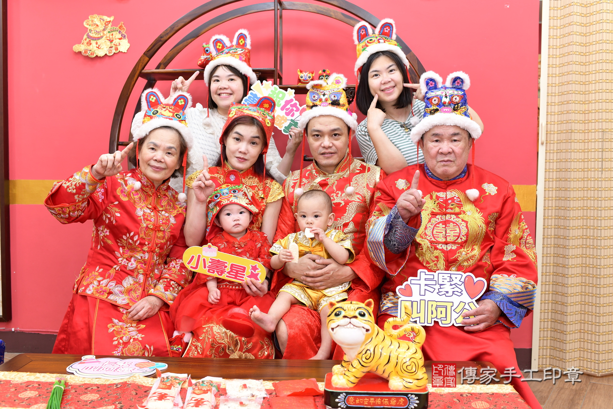 新北市永和區小雨寶寶和小宥寶寶抓周推薦：傳家新北店抓周度脺中國風會場，嬰兒古禮抓周流程儀式吉祥話、抓周道具物品24種、拍照。抓周證書。2025.4.25，照片1