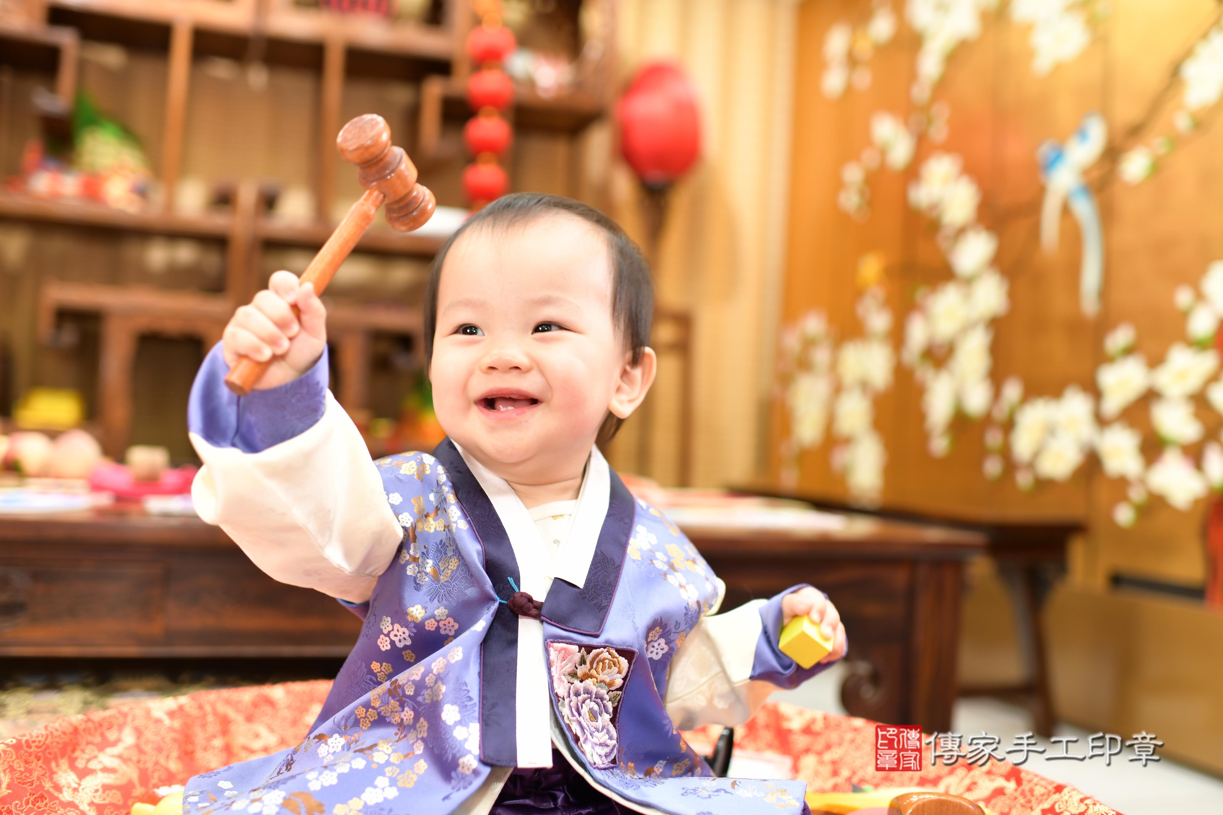 傳家手工印章台南店、抓周、度脺、中國風會場、傳家嬰兒古禮、吉祥話、抓周道具物品24種、拍照。抓周證書。寶寶抓周、滿周歲、生日快樂、祝福