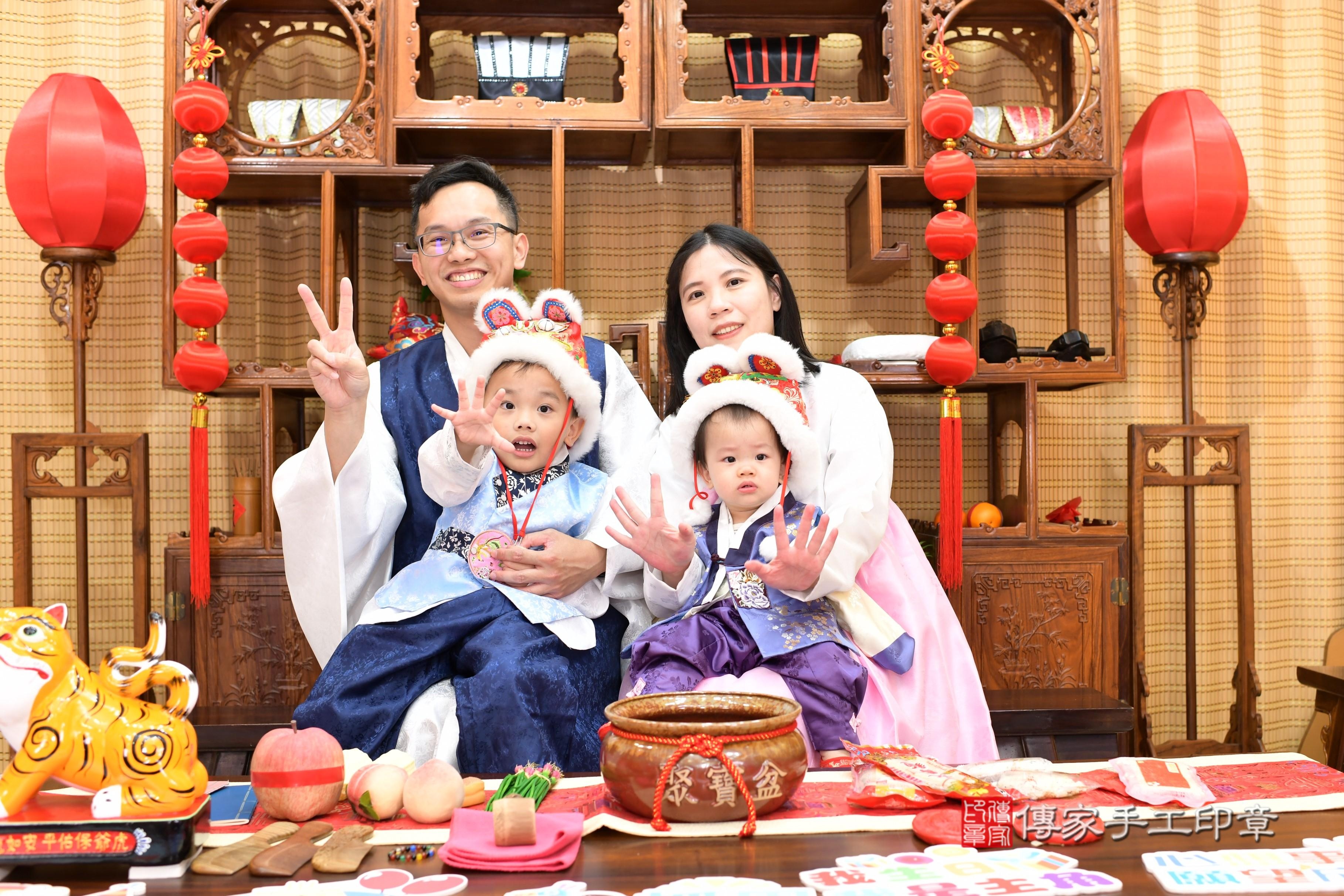 傳家手工印章台南店、抓周、度脺、中國風會場、傳家嬰兒古禮、吉祥話、抓周道具物品24種、拍照。抓周證書。寶寶抓周、滿周歲、生日快樂、祝福 傳家手工印章台南店、抓周、度脺、中國風會場、傳家嬰兒古禮、吉祥話、抓周道具物品24種、拍照。抓周證書。寶寶抓周、滿周歲、生日快樂、祝福