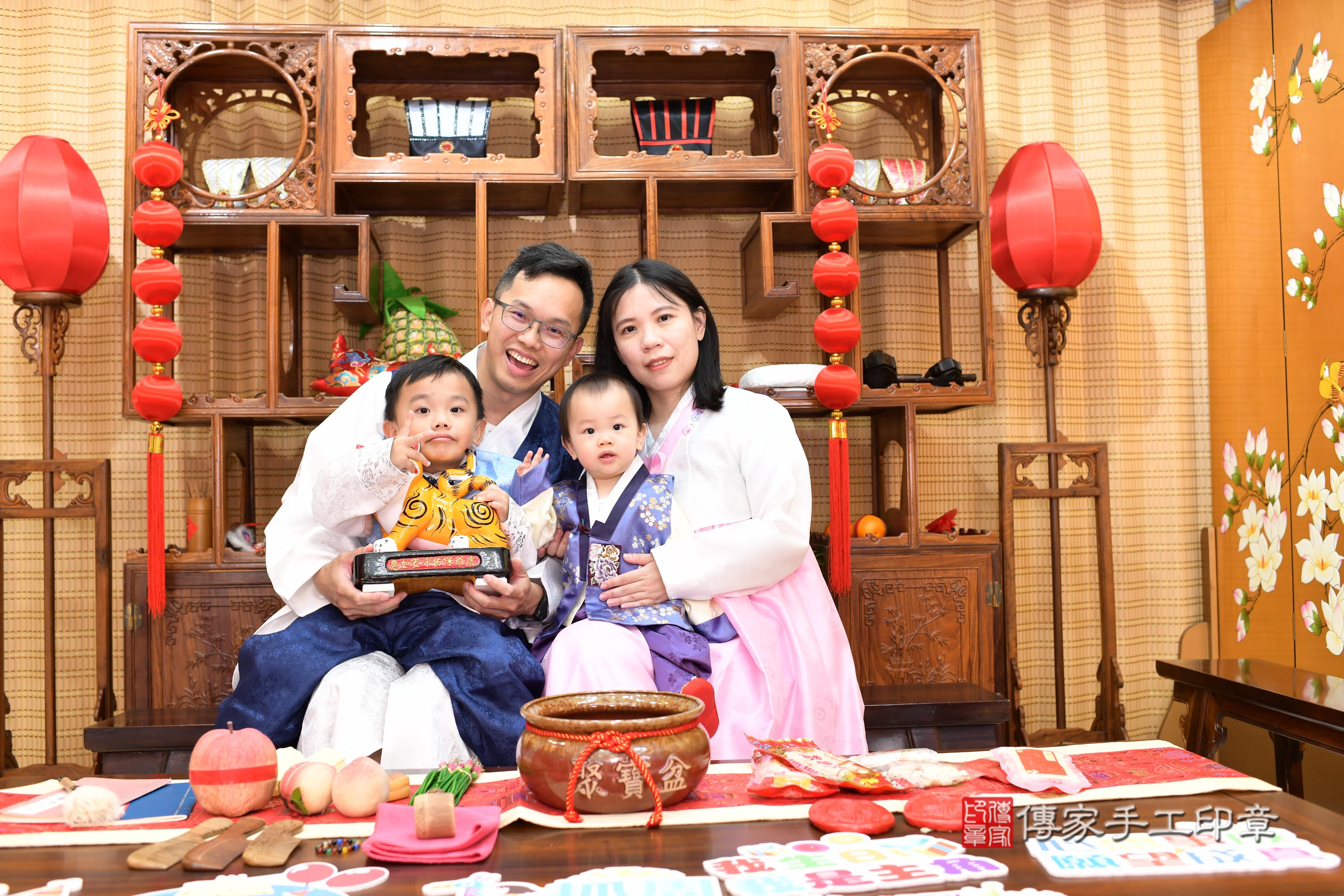 傳家手工印章台南店、抓周、度脺、中國風會場、傳家嬰兒古禮、吉祥話、抓周道具物品24種、拍照。抓周證書。寶寶抓周、滿周歲、生日快樂、祝福 傳家手工印章台南店、抓周、度脺、中國風會場、傳家嬰兒古禮、吉祥話、抓周道具物品24種、拍照。抓周證書。寶寶抓周、滿周歲、生日快樂、祝福