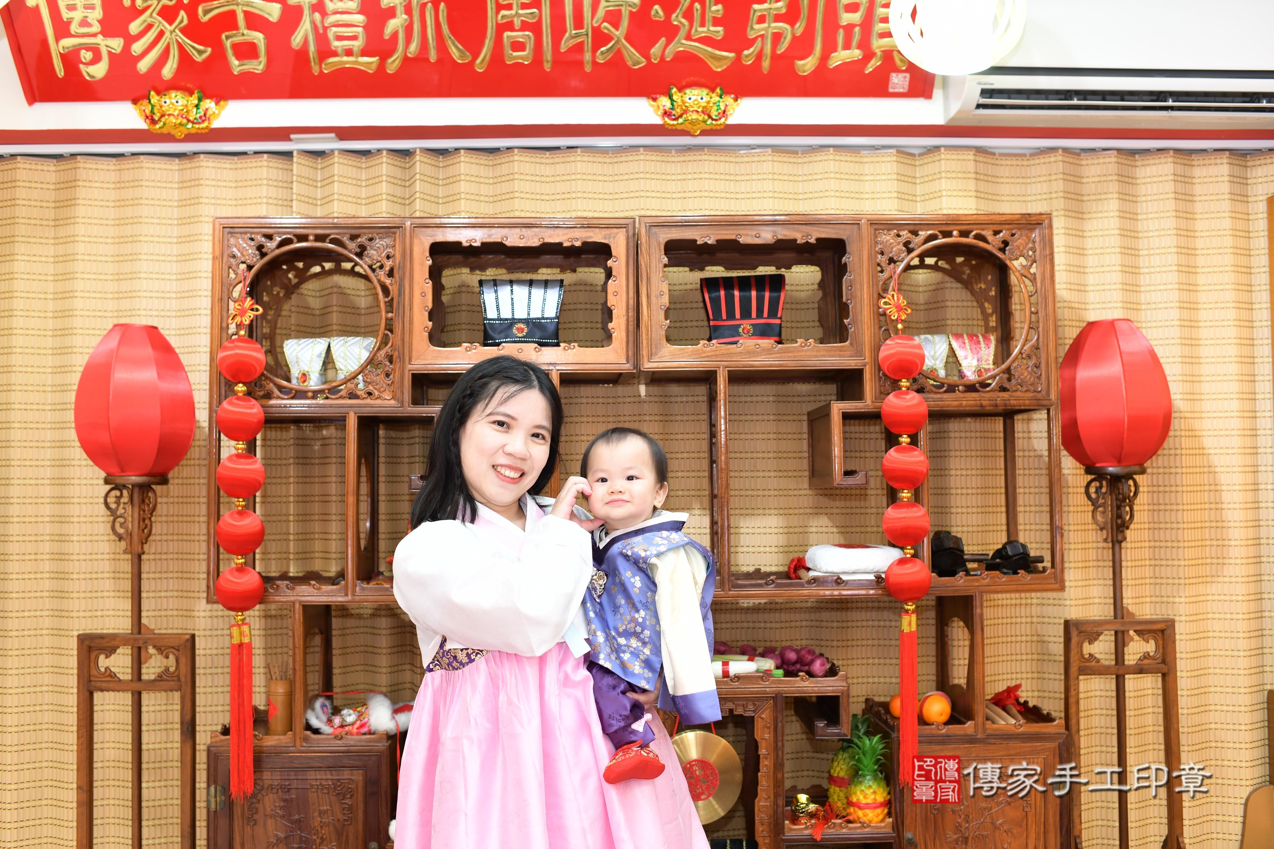 傳家手工印章台南店、抓周、度脺、中國風會場、傳家嬰兒古禮、吉祥話、抓周道具物品24種、拍照。抓周證書。寶寶抓周、滿周歲、生日快樂、祝福 傳家手工印章台南店、抓周、度脺、中國風會場、傳家嬰兒古禮、吉祥話、抓周道具物品24種、拍照。抓周證書。寶寶抓周、滿周歲、生日快樂、祝福