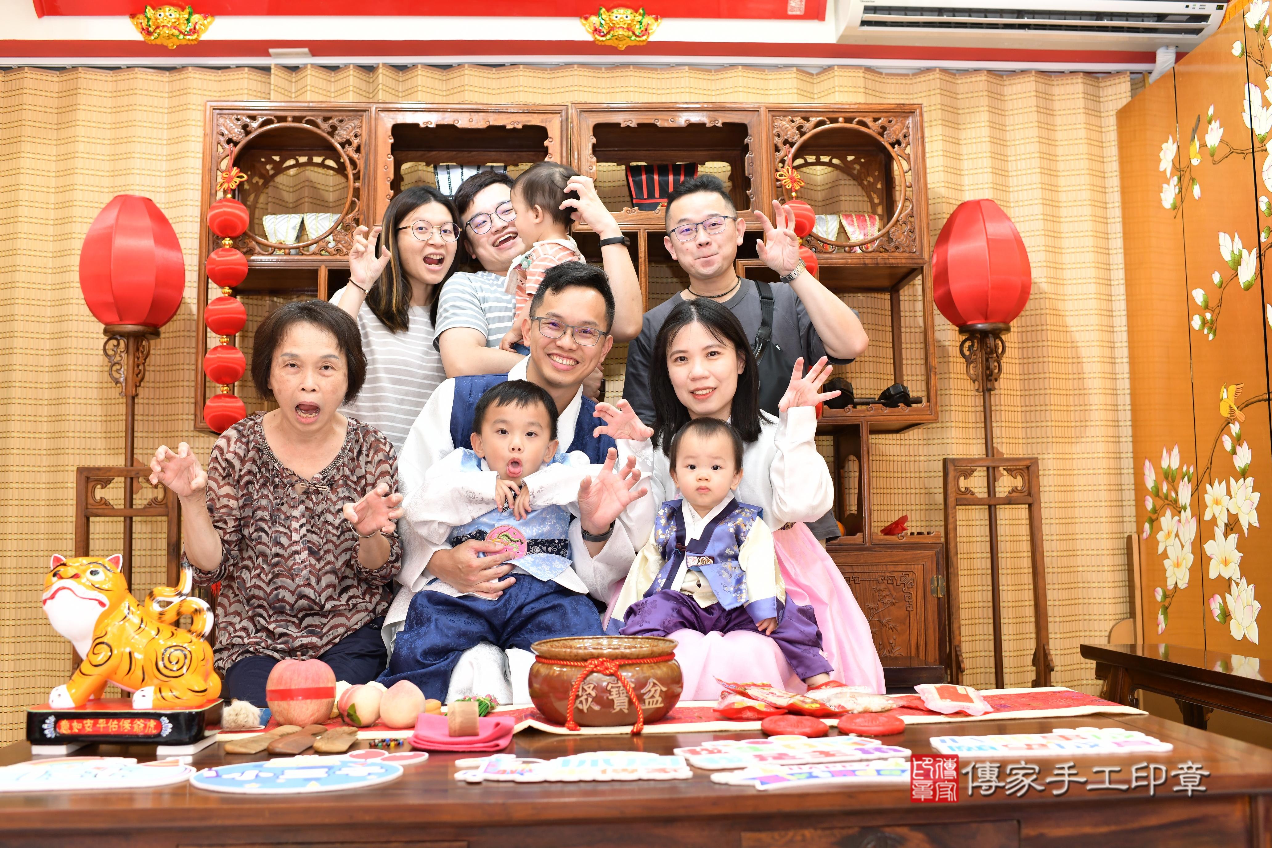 傳家手工印章台南店、抓周、度脺、中國風會場、傳家嬰兒古禮、吉祥話、抓周道具物品24種、拍照。抓周證書。寶寶抓周、滿周歲、生日快樂、祝福 傳家手工印章台南店、抓周、度脺、中國風會場、傳家嬰兒古禮、吉祥話、抓周道具物品24種、拍照。抓周證書。寶寶抓周、滿周歲、生日快樂、祝福