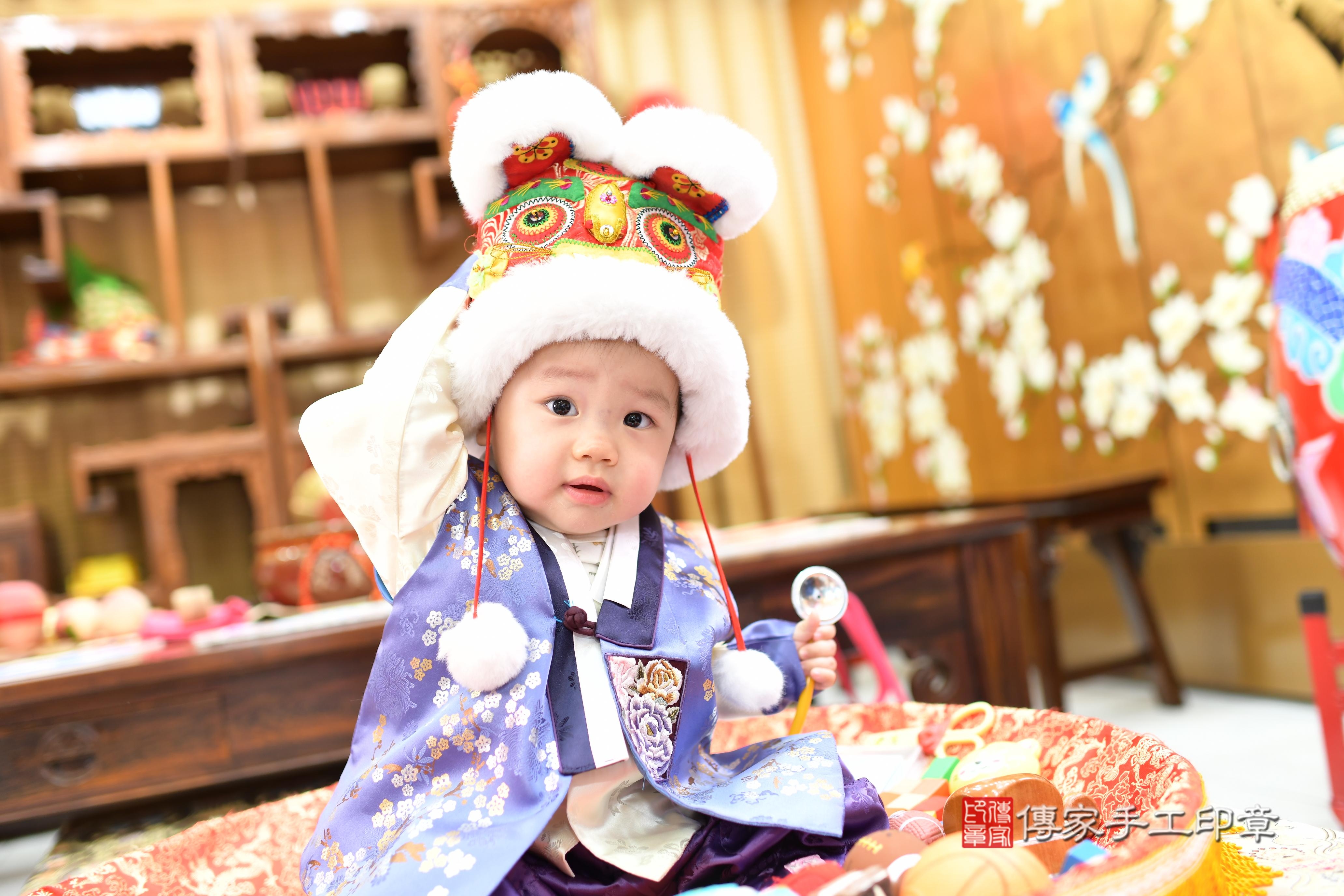 傳家手工印章台南店、抓周、度脺、中國風會場、傳家嬰兒古禮、吉祥話、抓周道具物品24種、拍照。抓周證書。寶寶抓周、滿周歲、生日快樂、祝福 傳家手工印章台南店、抓周、度脺、中國風會場、傳家嬰兒古禮、吉祥話、抓周道具物品24種、拍照。抓周證書。寶寶抓周、滿周歲、生日快樂、祝福