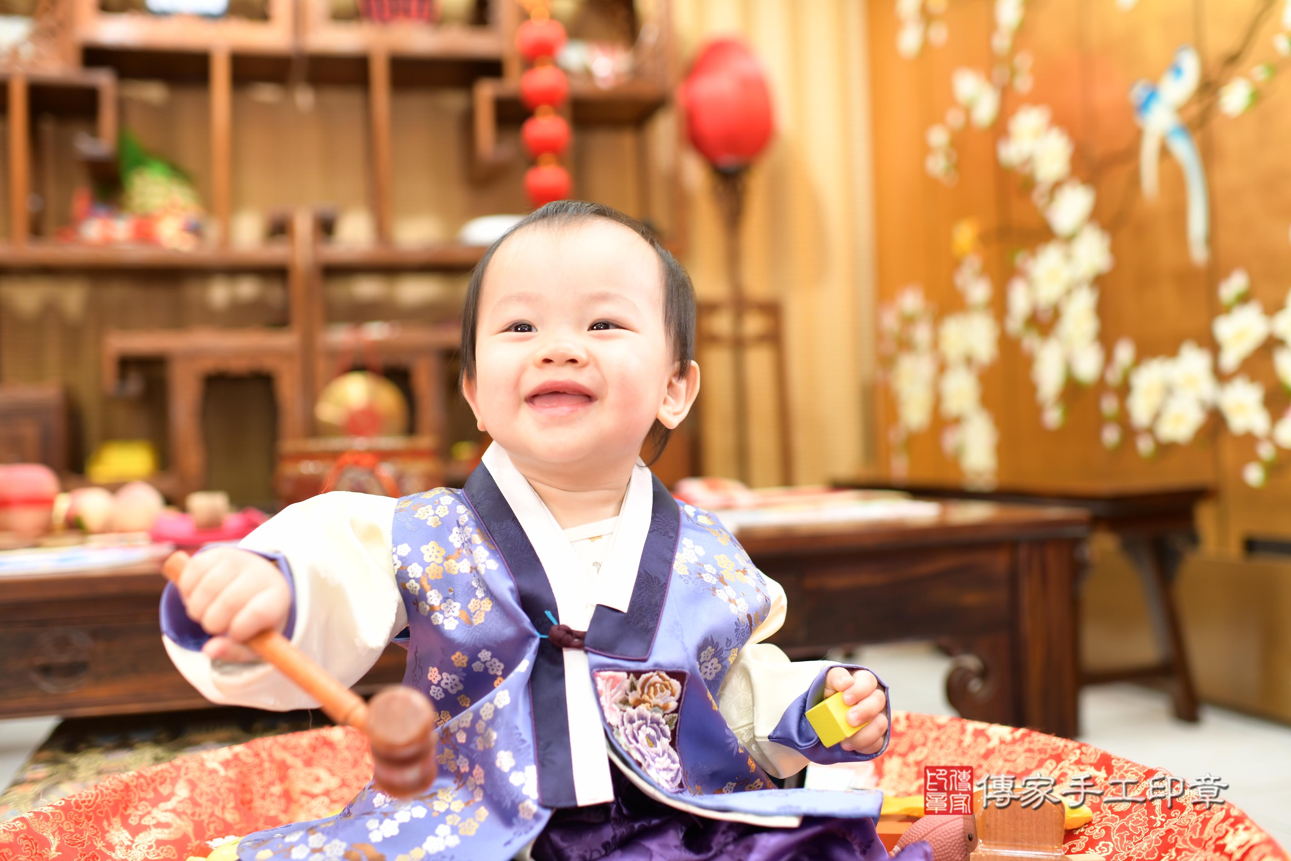 傳家手工印章台南店、抓周、度脺、中國風會場、傳家嬰兒古禮、吉祥話、抓周道具物品24種、拍照。抓周證書。寶寶抓周、滿周歲、生日快樂、祝福 傳家手工印章台南店、抓周、度脺、中國風會場、傳家嬰兒古禮、吉祥話、抓周道具物品24種、拍照。抓周證書。寶寶抓周、滿周歲、生日快樂、祝福