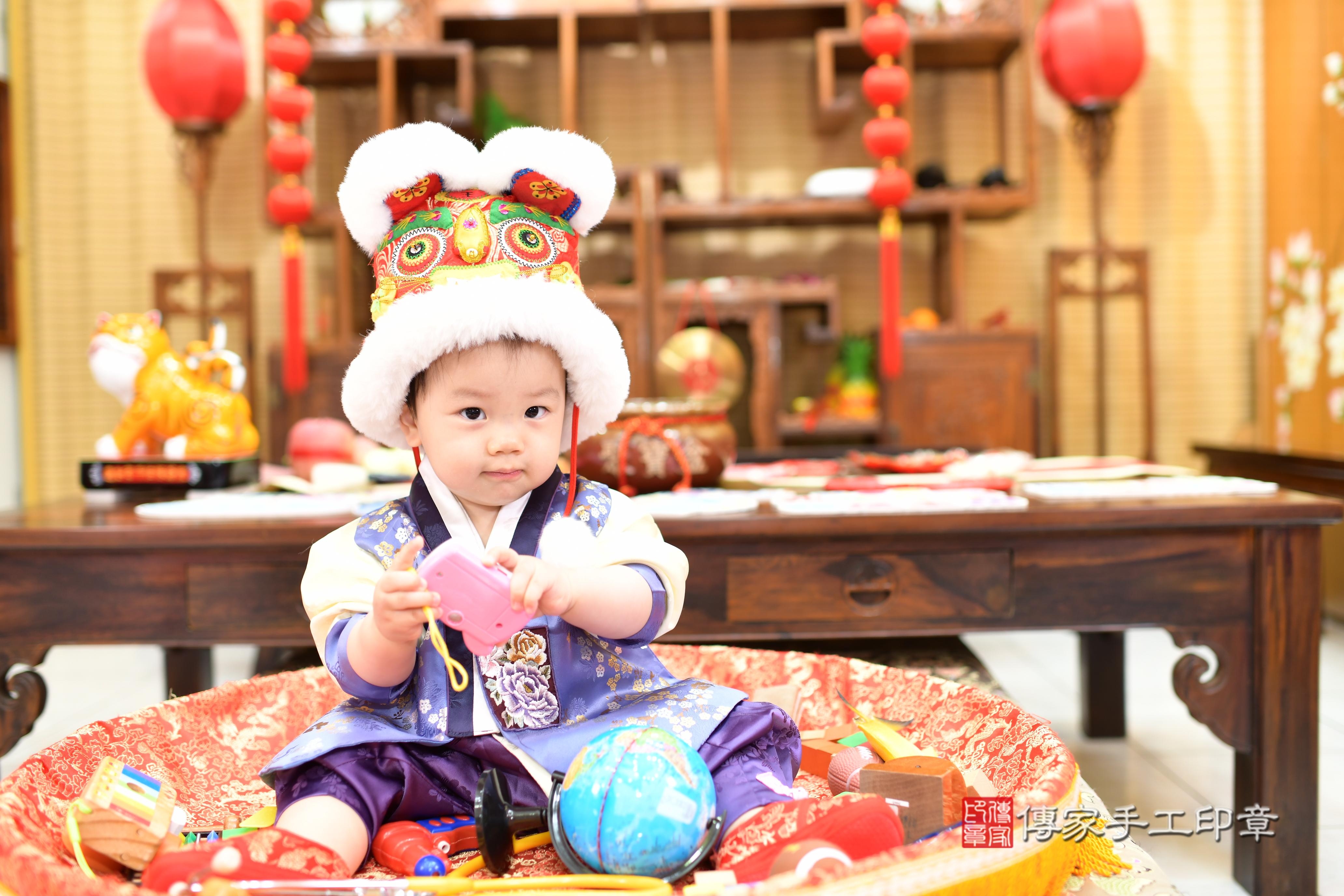 傳家手工印章台南店、抓周、度脺、中國風會場、傳家嬰兒古禮、吉祥話、抓周道具物品24種、拍照。抓周證書。寶寶抓周、滿周歲、生日快樂、祝福 傳家手工印章台南店、抓周、度脺、中國風會場、傳家嬰兒古禮、吉祥話、抓周道具物品24種、拍照。抓周證書。寶寶抓周、滿周歲、生日快樂、祝福