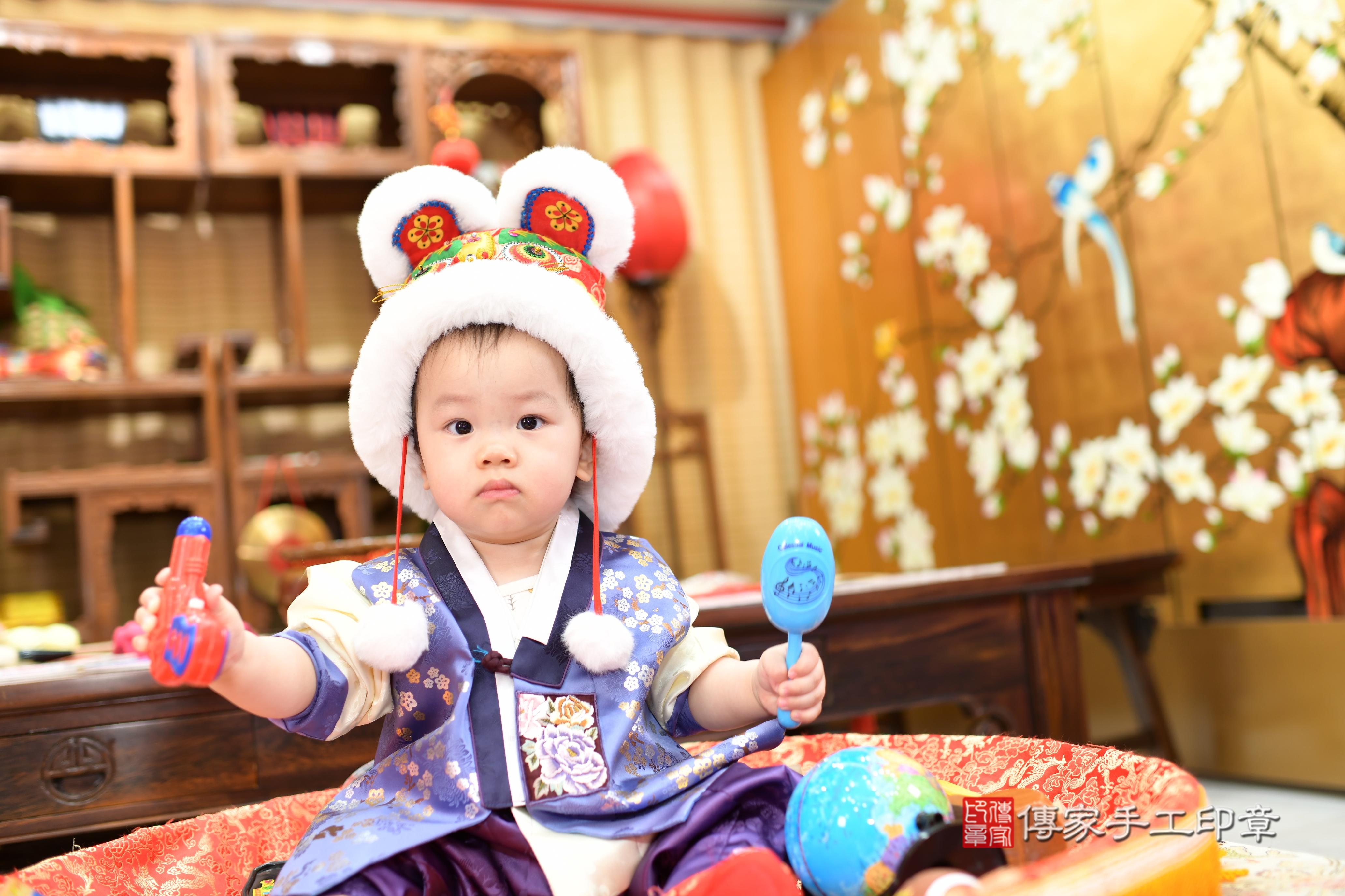 傳家手工印章台南店、抓周、度脺、中國風會場、傳家嬰兒古禮、吉祥話、抓周道具物品24種、拍照。抓周證書。寶寶抓周、滿周歲、生日快樂、祝福 傳家手工印章台南店、抓周、度脺、中國風會場、傳家嬰兒古禮、吉祥話、抓周道具物品24種、拍照。抓周證書。寶寶抓周、滿周歲、生日快樂、祝福