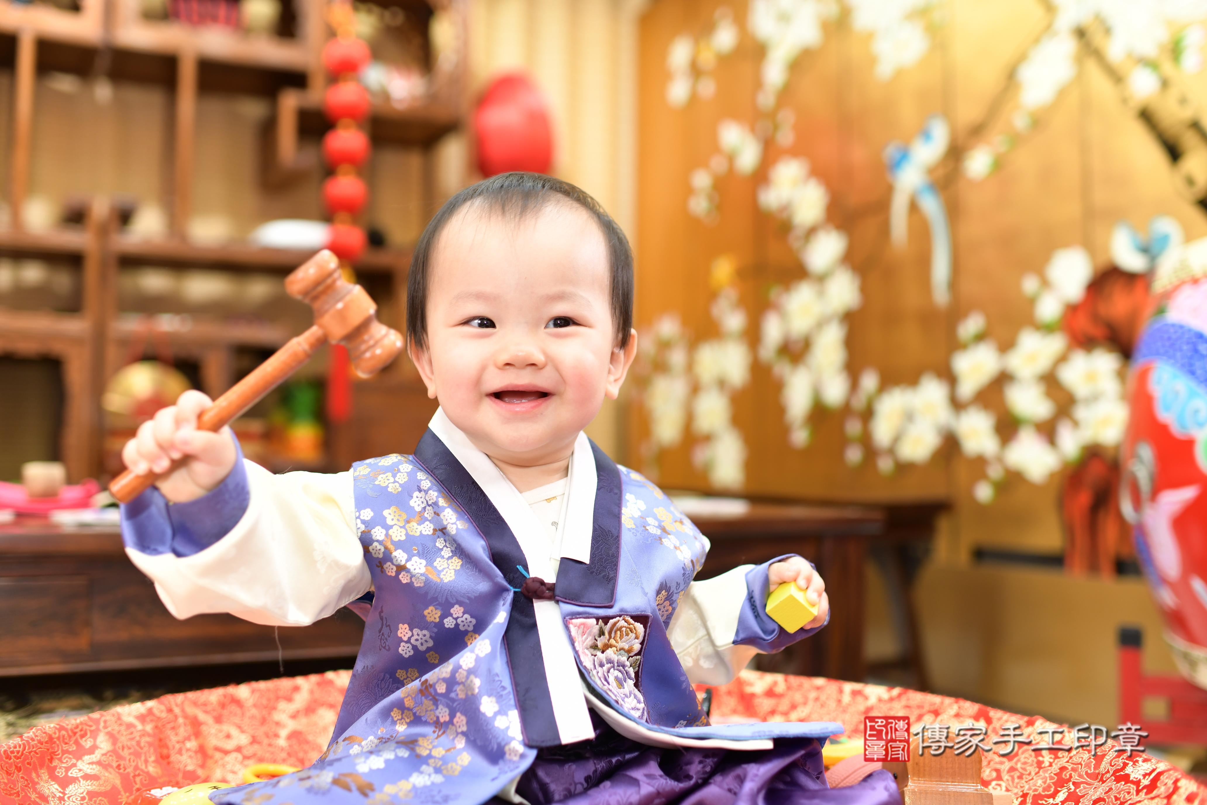 傳家手工印章台南店、抓周、度脺、中國風會場、傳家嬰兒古禮、吉祥話、抓周道具物品24種、拍照。抓周證書。寶寶抓周、滿周歲、生日快樂、祝福 傳家手工印章台南店、抓周、度脺、中國風會場、傳家嬰兒古禮、吉祥話、抓周道具物品24種、拍照。抓周證書。寶寶抓周、滿周歲、生日快樂、祝福