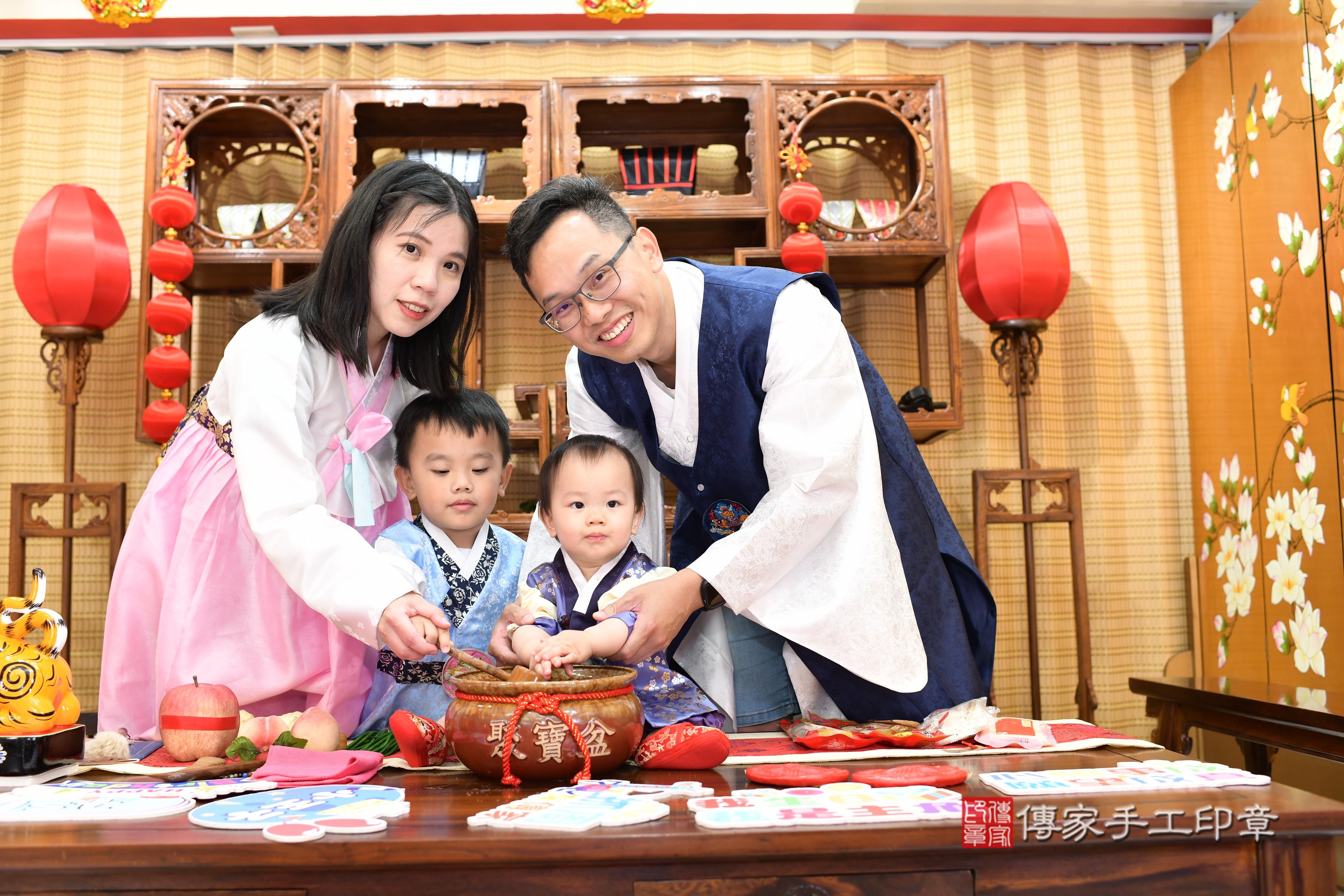 傳家手工印章台南店、抓周、度脺、中國風會場、傳家嬰兒古禮、吉祥話、抓周道具物品24種、拍照。抓周證書。寶寶抓周、滿周歲、生日快樂、祝福