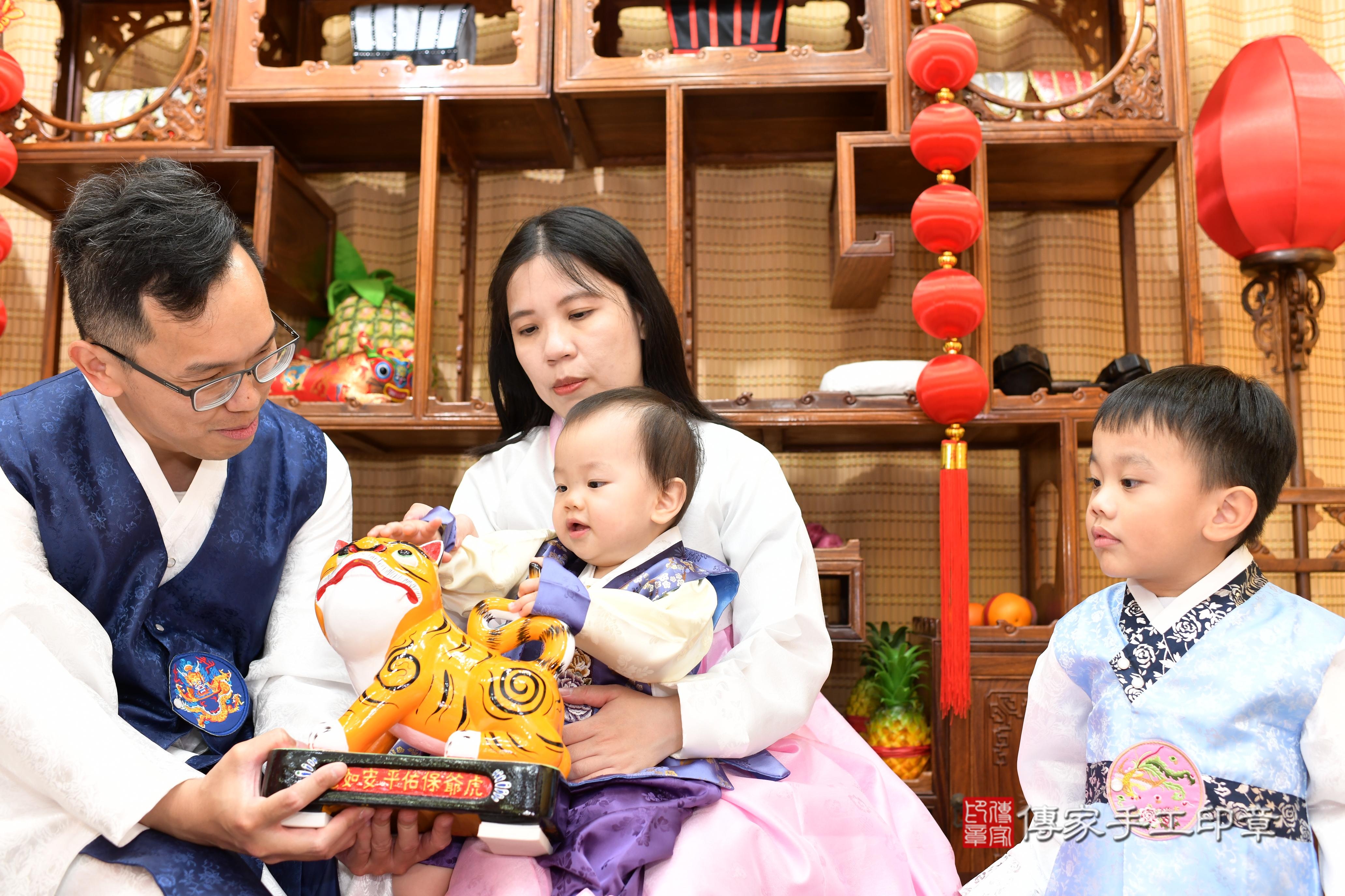 傳家手工印章台南店、抓周、度脺、中國風會場、傳家嬰兒古禮、吉祥話、抓周道具物品24種、拍照。抓周證書。寶寶抓周、滿周歲、生日快樂、祝福 傳家手工印章台南店、抓周、度脺、中國風會場、傳家嬰兒古禮、吉祥話、抓周道具物品24種、拍照。抓周證書。寶寶抓周、滿周歲、生日快樂、祝福