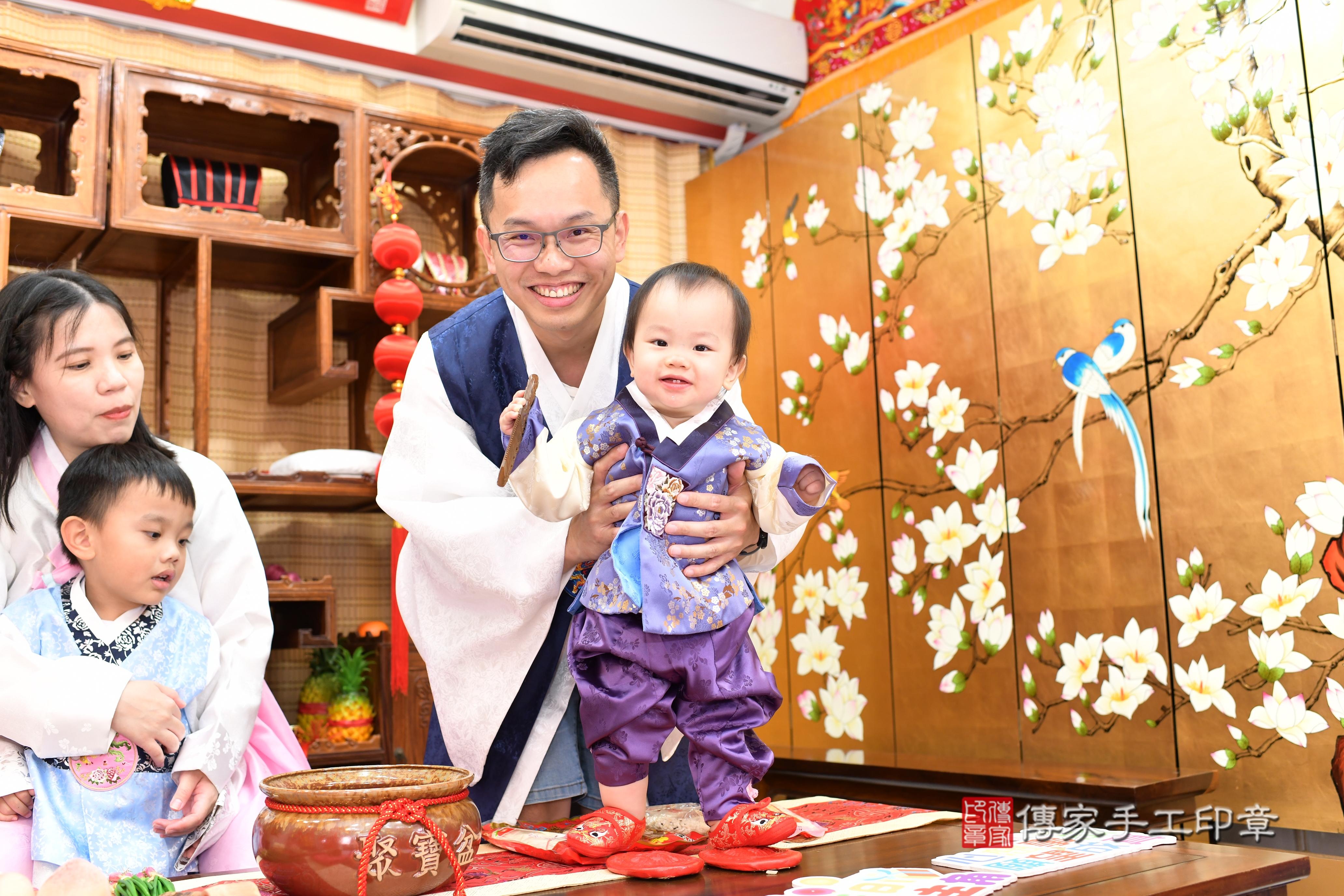 傳家手工印章台南店、抓周、度脺、中國風會場、傳家嬰兒古禮、吉祥話、抓周道具物品24種、拍照。抓周證書。寶寶抓周、滿周歲、生日快樂、祝福 傳家手工印章台南店、抓周、度脺、中國風會場、傳家嬰兒古禮、吉祥話、抓周道具物品24種、拍照。抓周證書。寶寶抓周、滿周歲、生日快樂、祝福