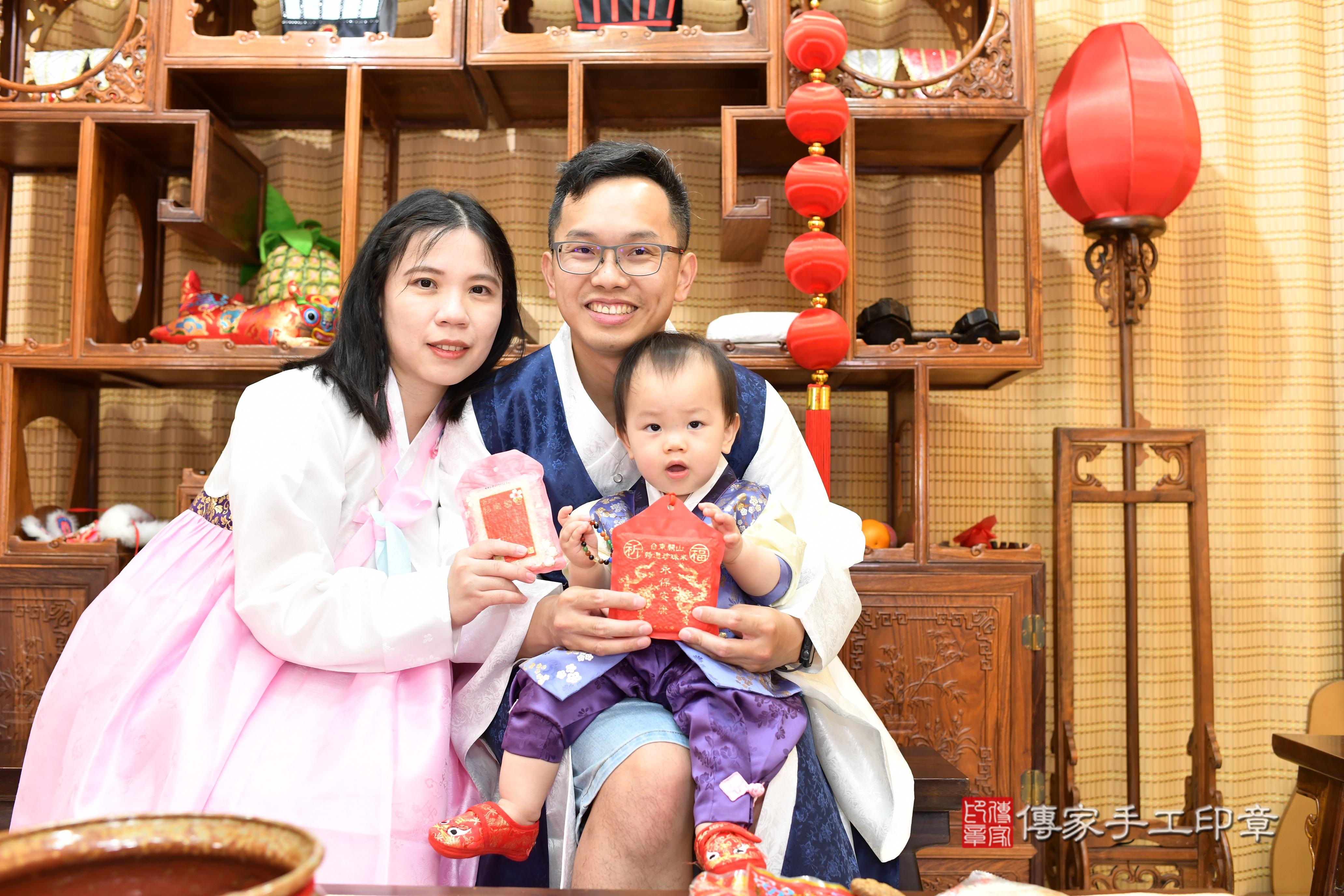 傳家手工印章台南店、抓周、度脺、中國風會場、傳家嬰兒古禮、吉祥話、抓周道具物品24種、拍照。抓周證書。寶寶抓周、滿周歲、生日快樂、祝福 傳家手工印章台南店、抓周、度脺、中國風會場、傳家嬰兒古禮、吉祥話、抓周道具物品24種、拍照。抓周證書。寶寶抓周、滿周歲、生日快樂、祝福