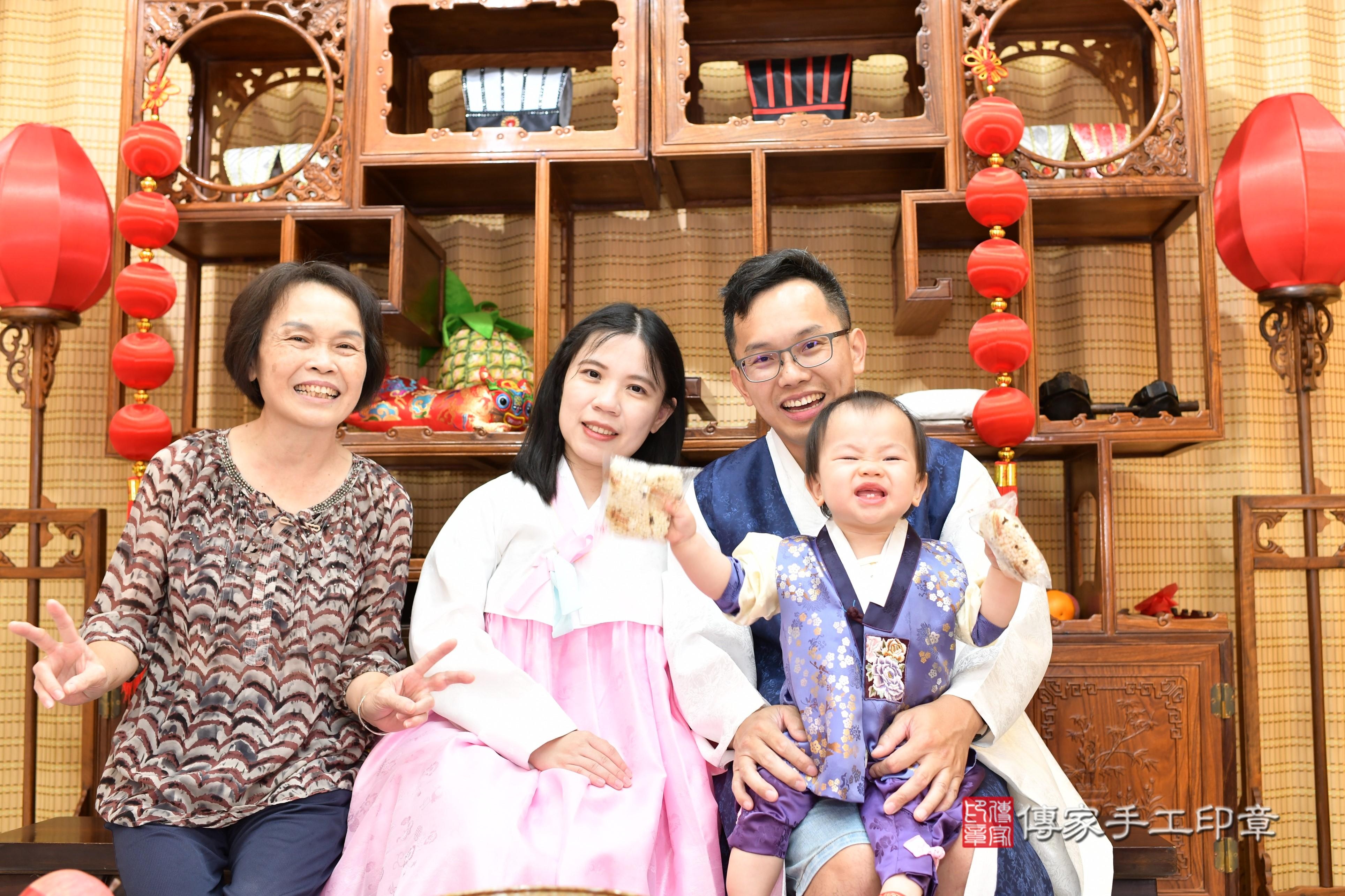 傳家手工印章台南店、抓周、度脺、中國風會場、傳家嬰兒古禮、吉祥話、抓周道具物品24種、拍照。抓周證書。寶寶抓周、滿周歲、生日快樂、祝福 傳家手工印章台南店、抓周、度脺、中國風會場、傳家嬰兒古禮、吉祥話、抓周道具物品24種、拍照。抓周證書。寶寶抓周、滿周歲、生日快樂、祝福