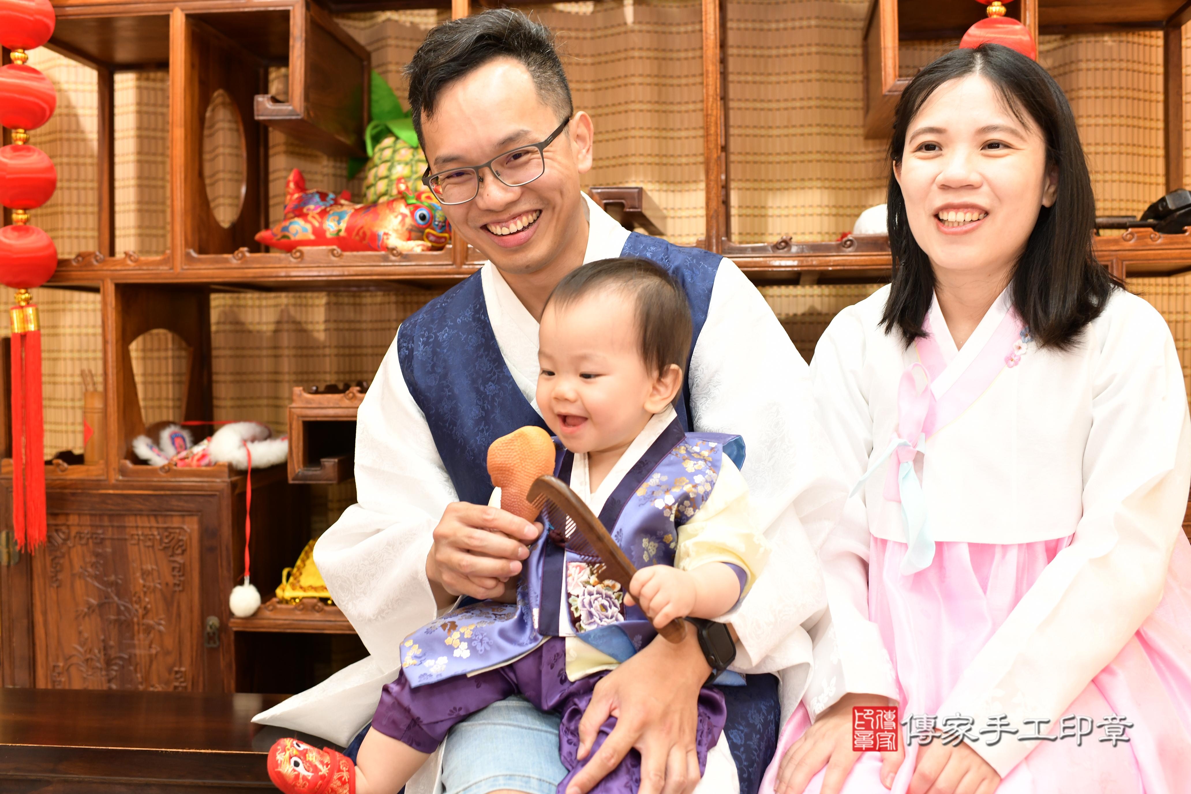 傳家手工印章台南店、抓周、度脺、中國風會場、傳家嬰兒古禮、吉祥話、抓周道具物品24種、拍照。抓周證書。寶寶抓周、滿周歲、生日快樂、祝福 傳家手工印章台南店、抓周、度脺、中國風會場、傳家嬰兒古禮、吉祥話、抓周道具物品24種、拍照。抓周證書。寶寶抓周、滿周歲、生日快樂、祝福