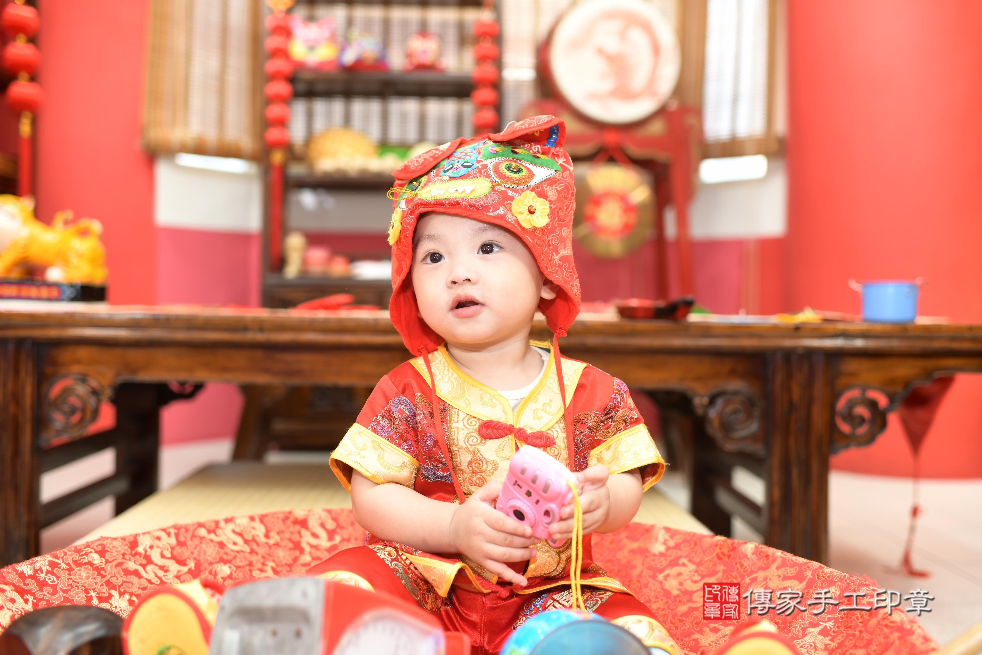 傳家手工印章高雄店、抓周、度脺、中國風會場、傳家嬰兒古禮、吉祥話、抓周道具物品24種、拍照。抓周證書。寶寶抓周、滿周歲、生日快樂、祝福 傳家手工印章高雄店、抓周、度脺、中國風會場、傳家嬰兒古禮、吉祥話、抓周道具物品24種、拍照。抓周證書。寶寶抓周、滿周歲、生日快樂、祝福